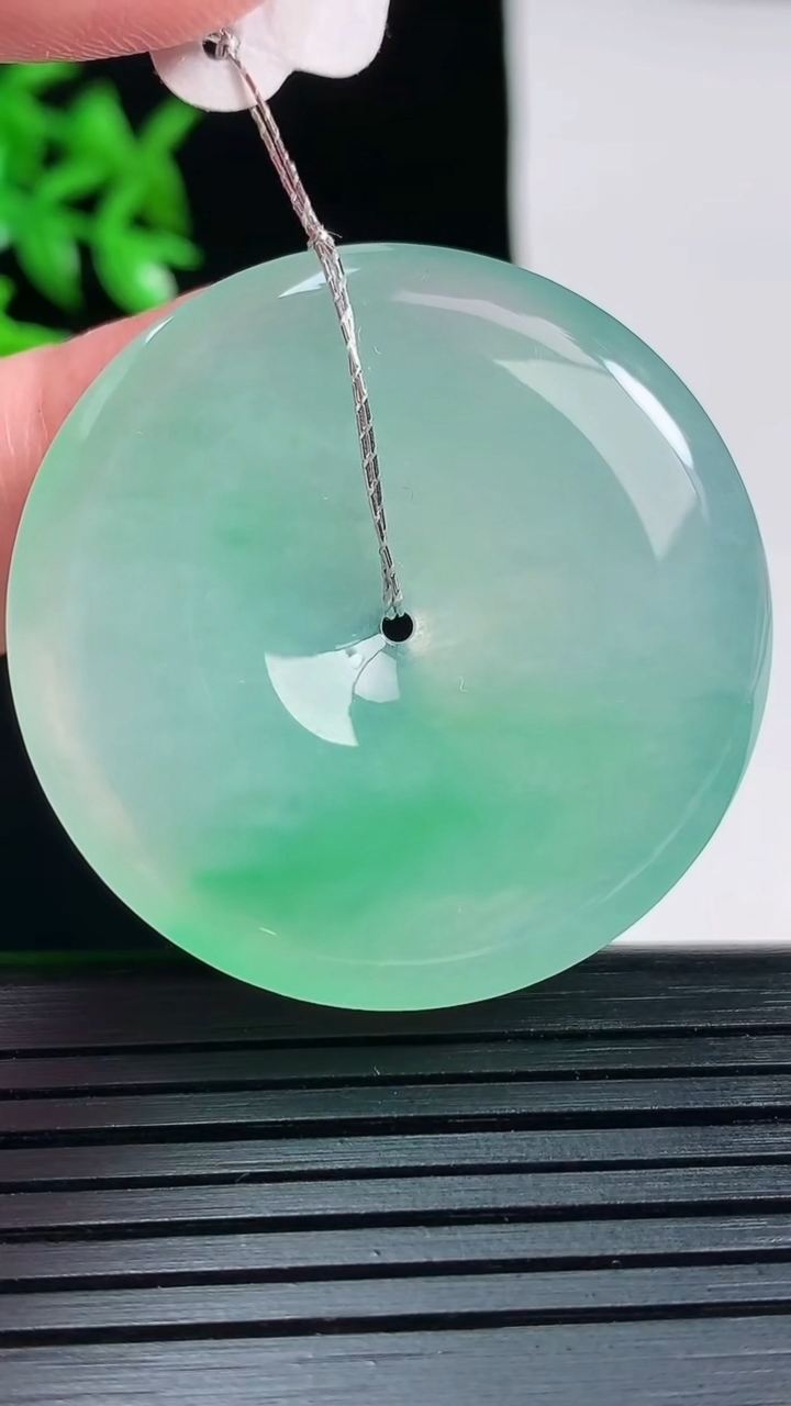 天然A货翡翠平安扣吊坠，尺寸37-5.8重量:16.76g
5月31日