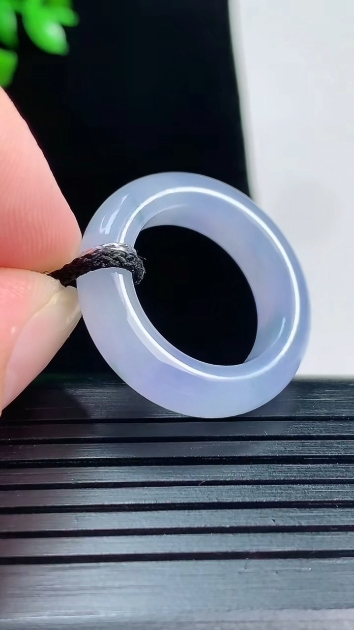 天然A货翡翠种紫罗兰 飘花玉指环 戒指，尺寸17-5.8-4.2重量:4.97g2026年5月31日
工厂直销收藏佳品,种好水足，色泽均匀，有种有色，上手高大气！