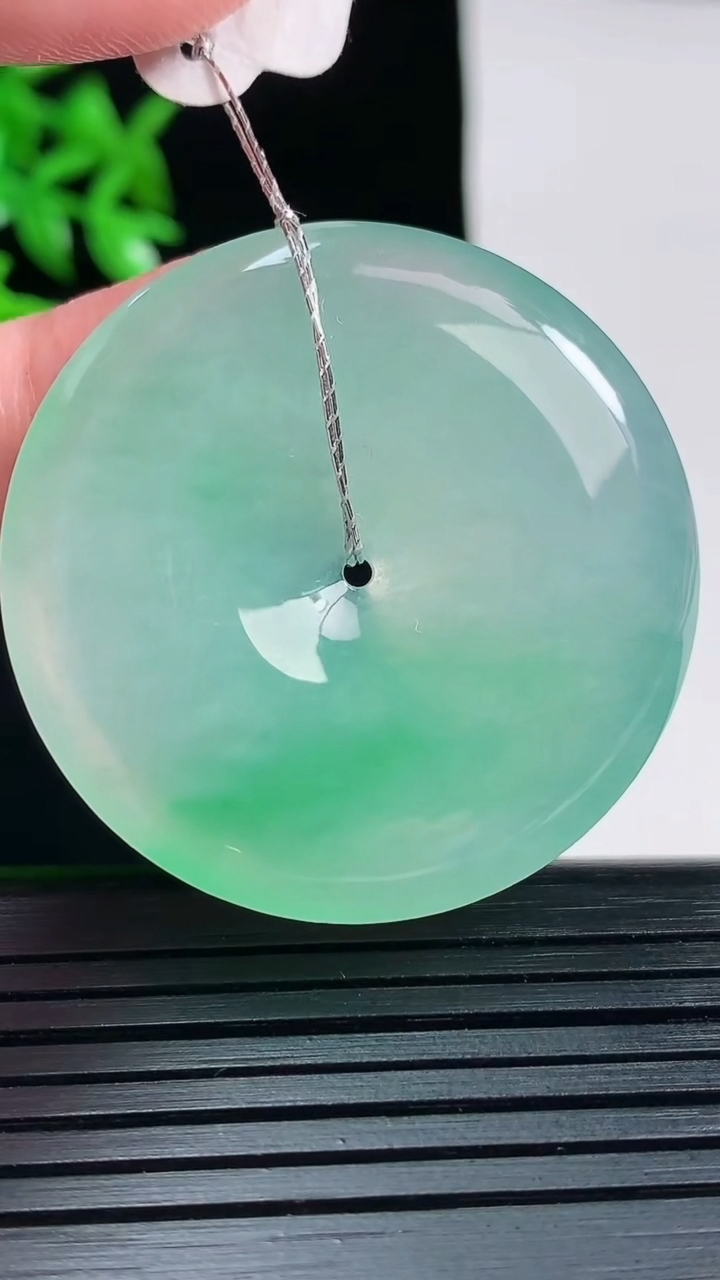 天然A货翡翠平安扣吊坠，尺寸37-5.8重量:16.76g
5月31日