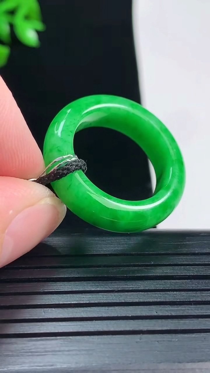 天然A货翡翠玉指环 戒指，尺寸18-6.2-4重量:5.37g2026年5月31日
工厂直销收藏佳品,种好水足，色泽均匀，有种有色，上手高大气！