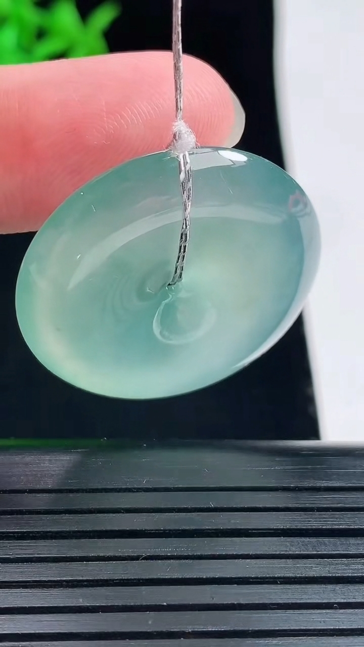 天然A货翡翠平安扣吊坠，尺寸30-6重量:11.59g
5月31日