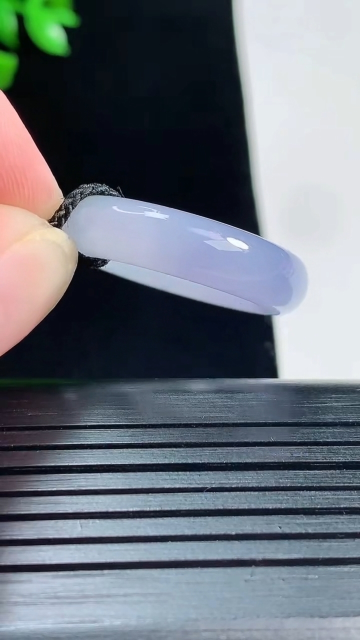天然A货翡翠冰种紫罗兰 飘花玉指环 戒指，尺寸17.2-5.8-4.2重量:5.08g2026年5月31日
工厂直销收藏佳品,种好水足，色泽均匀，有种有色，上手高大气！
