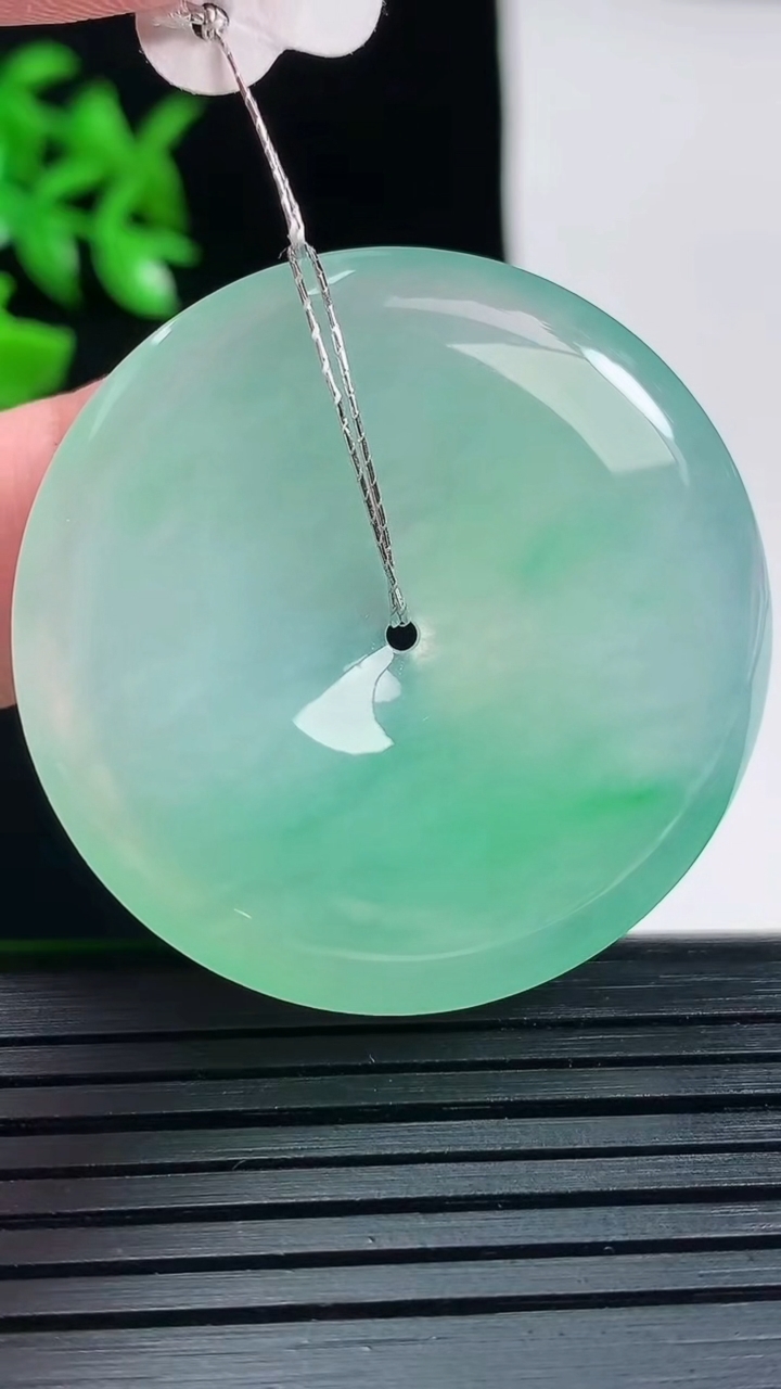 天然A货翡翠平安扣吊坠，尺寸37-5.8重量:16.76g
5月31日