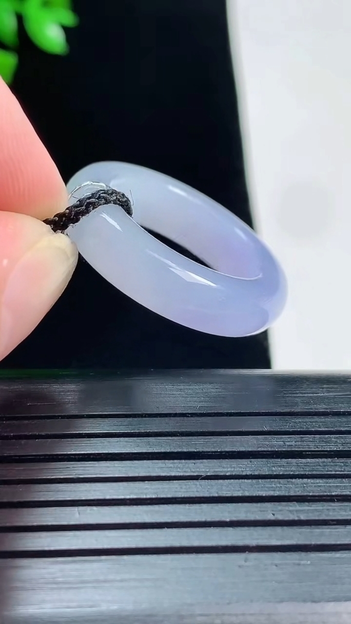 天然A货翡翠冰种紫罗兰 飘花玉指环 戒指，尺寸17.2-5.8-4.2重量:5.08g2026年5月31日
工厂直销收藏佳品,种好水足，色泽均匀，有种有色，上手高大气！
