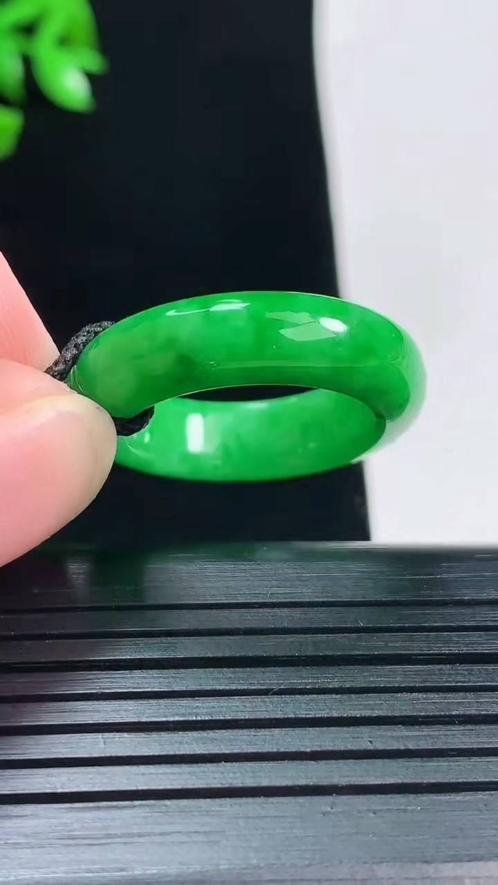 天然A货翡翠玉指环 戒指，尺寸18-6.2-4重量:5.37g2026年5月31日
工厂直销收藏佳品,种好水足，色泽均匀，有种有色，上手高大气！