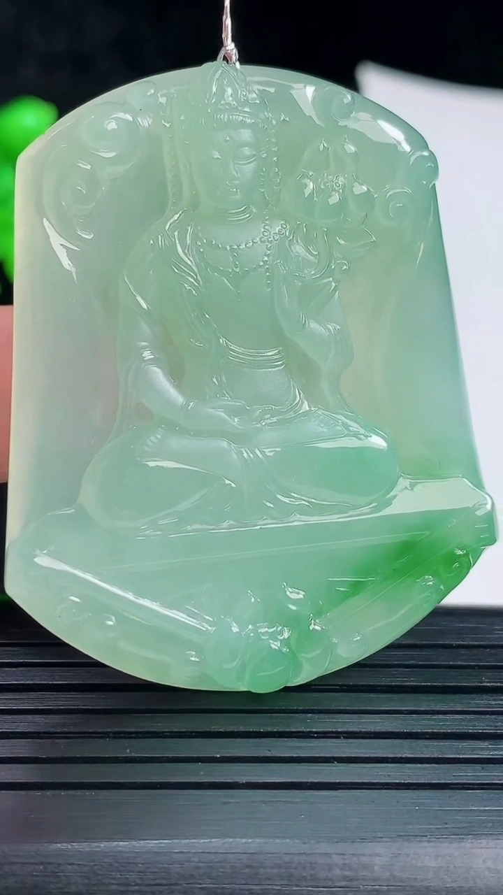 天然A货翡翠大势至菩萨吊坠，尺寸52-42-5重量:26.81g
5月31日