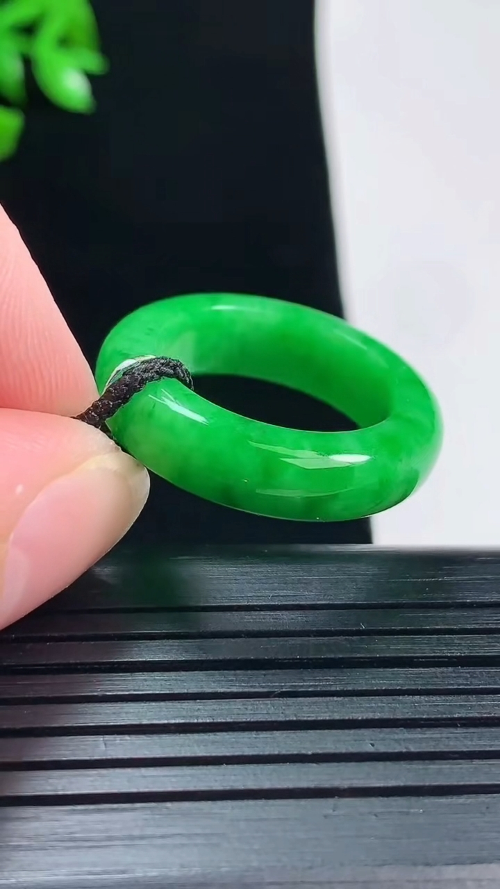 天然A货翡翠玉指环 戒指，尺寸18-6.2-4重量:5.37g2026年5月31日
工厂直销收藏佳品,种好水足，色泽均匀，有种有色，上手高大气！