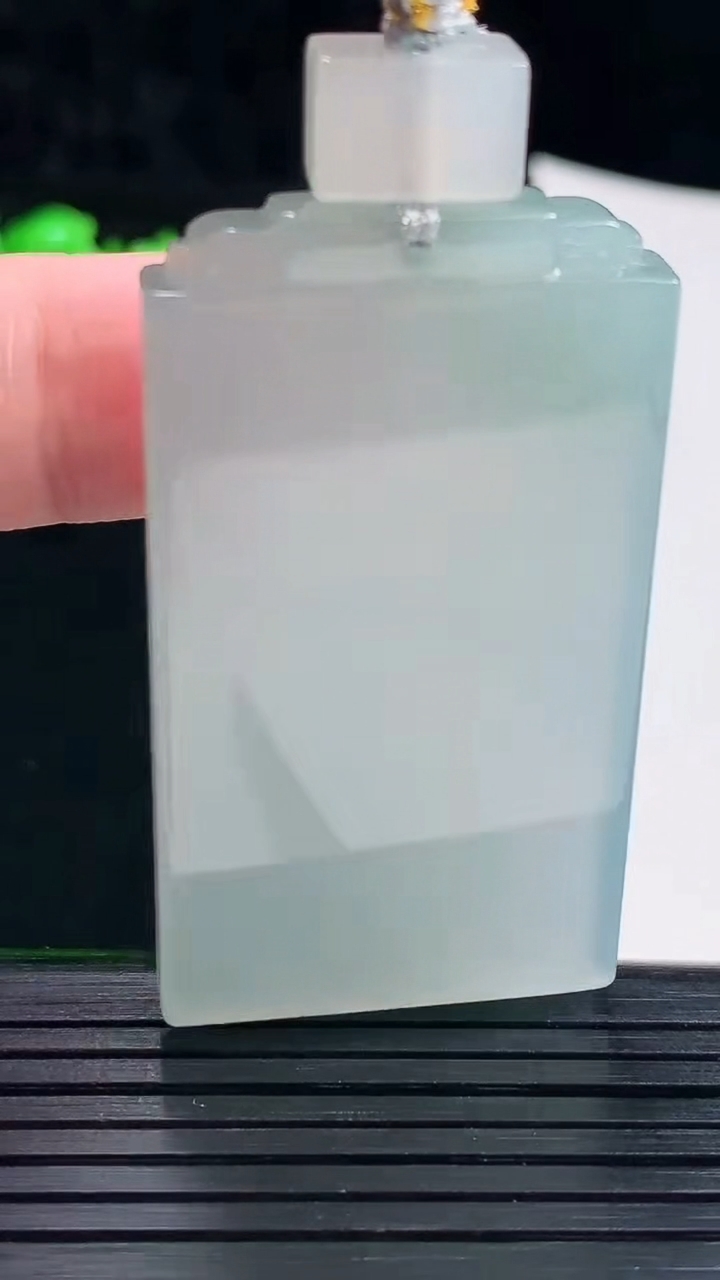 天然A货翡翠种紫罗兰无事牌吊坠，尺寸49-27.6-5.2重量:24.79g
5月31日