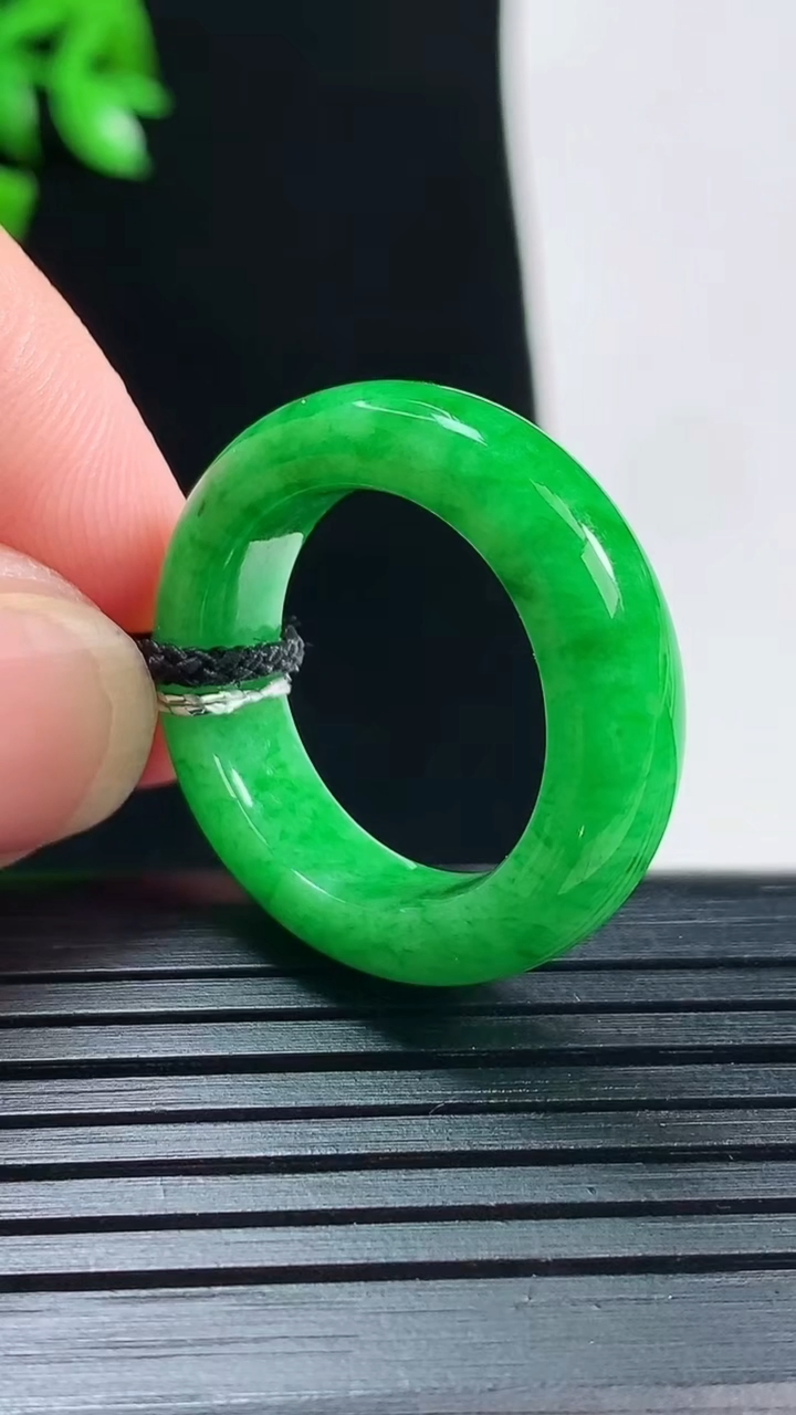 天然A货翡翠玉指环 戒指，尺寸18-6.2-4重量:5.37g2026年5月31日
工厂直销收藏佳品