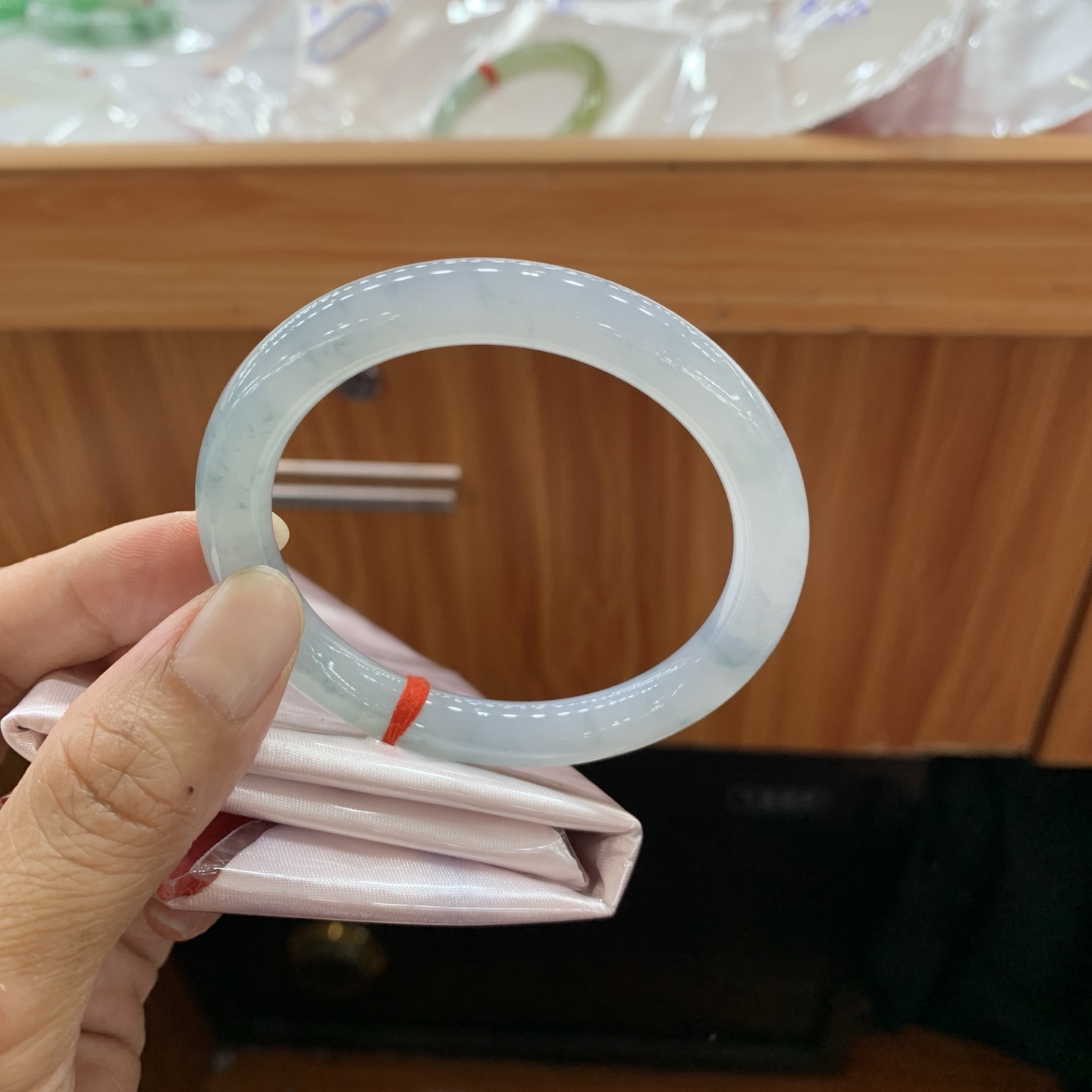 042921FN，飘花圆条翡翠手镯，56-9.1-8.5