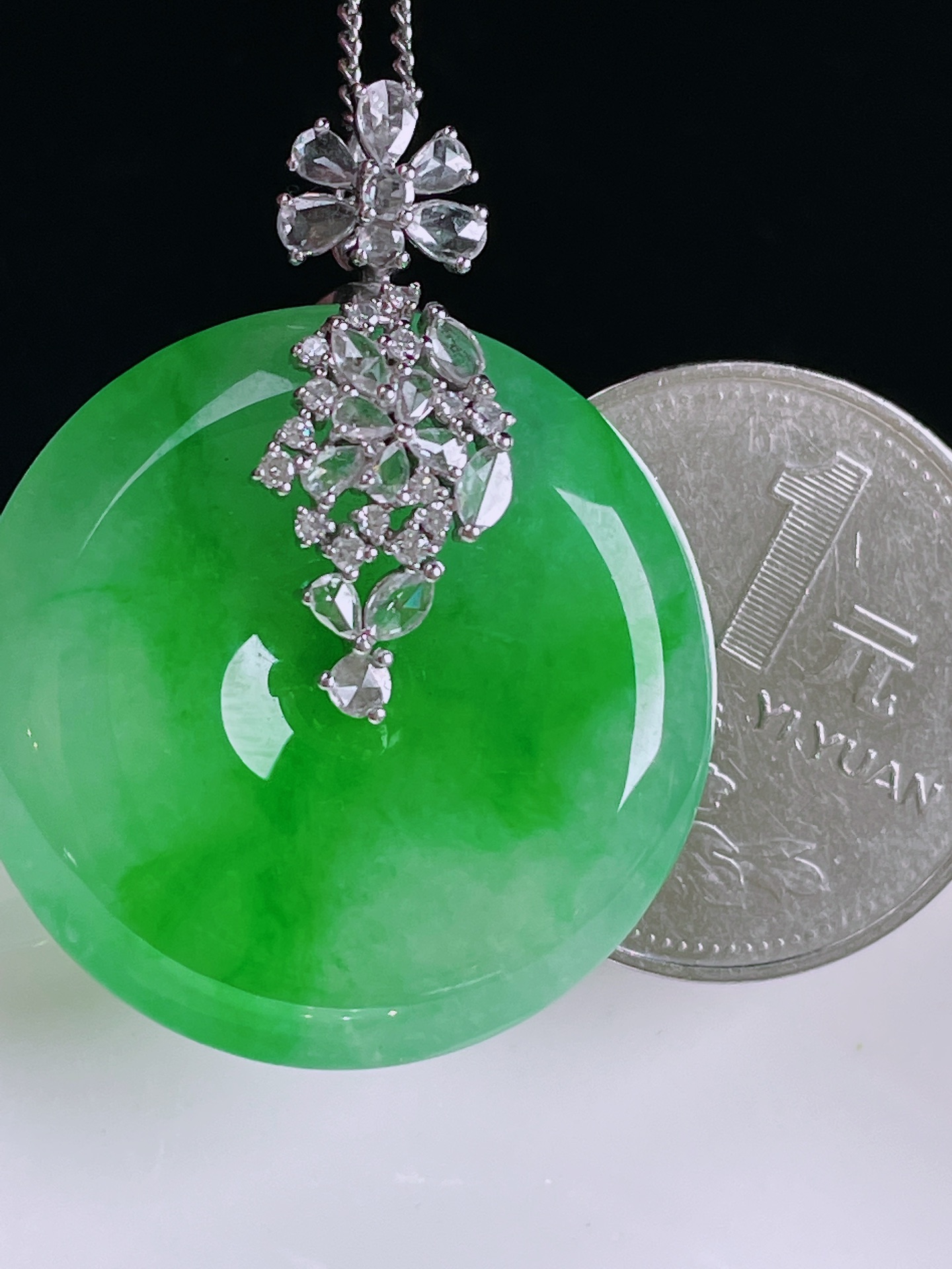 ️辣绿平安扣，老种起光，细底通透，尺寸：37/28.5/6.3mm，0430