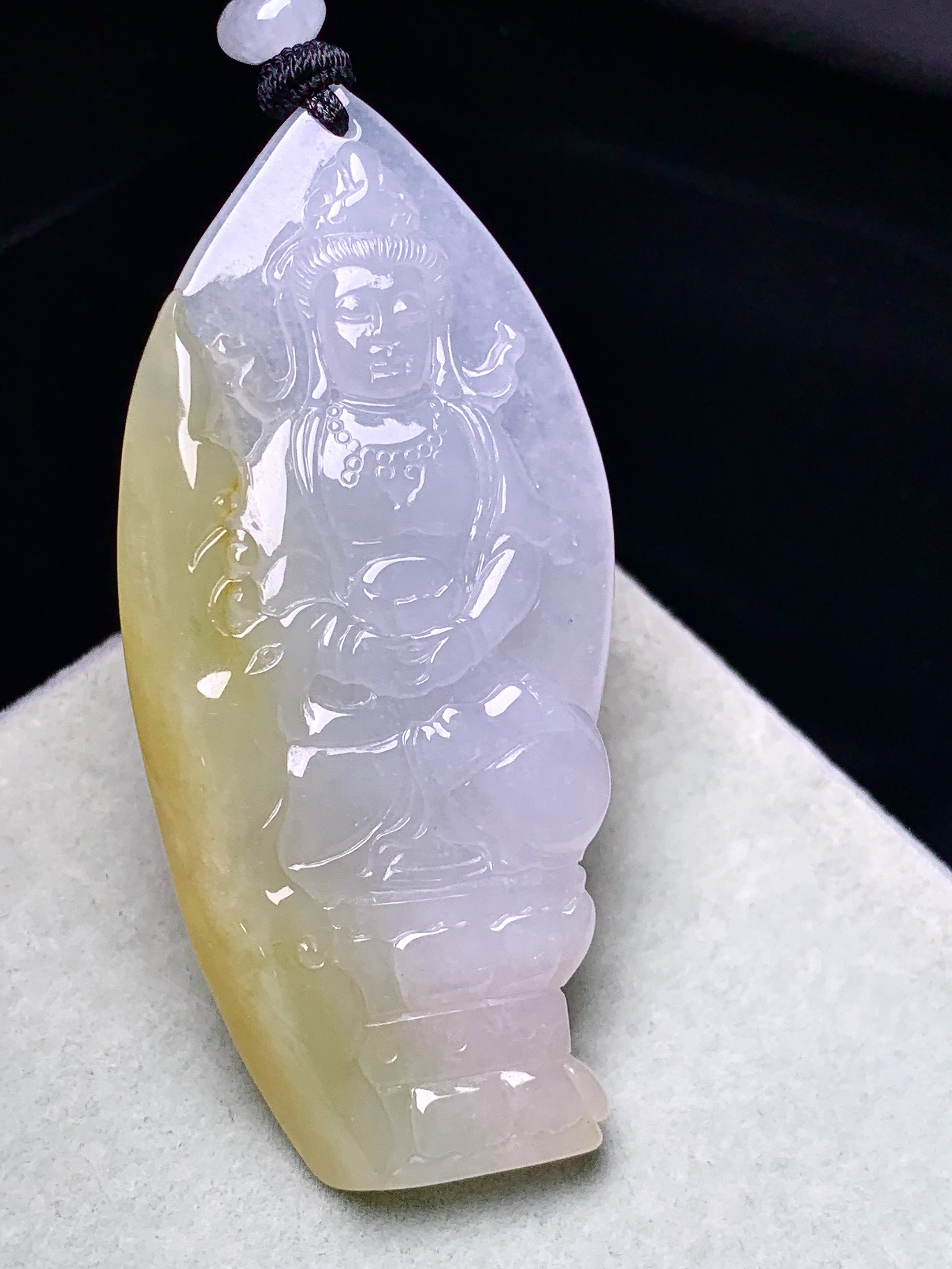 冰飘黄翡观音菩萨吊坠 玉质细腻 色泽艳丽清新 水润亮眼 整体尺寸61.2*29.2*5L1