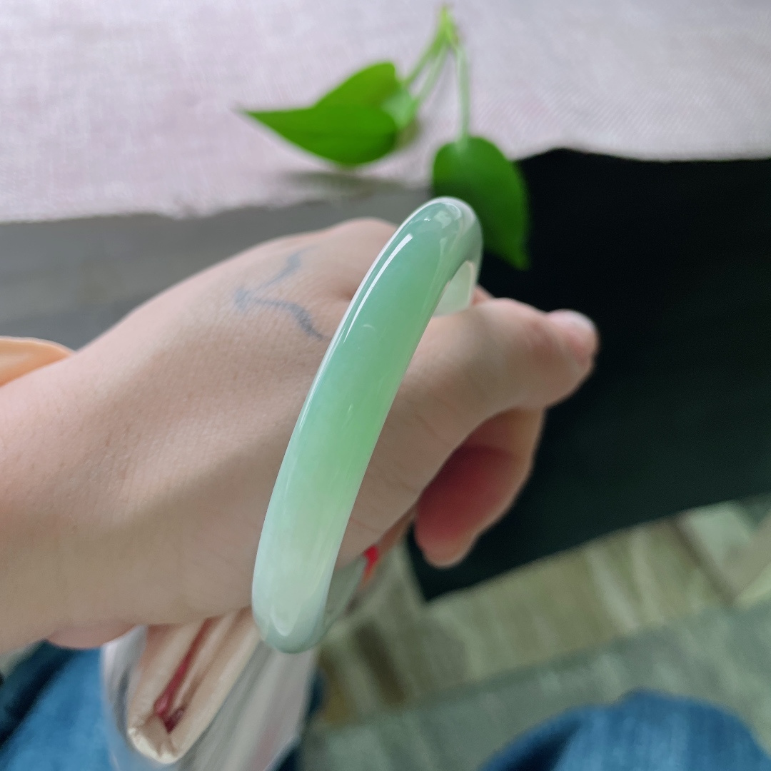 绿底正圈，水润，细腻，窄条秀丽，清馨怡人，无裂，54591a