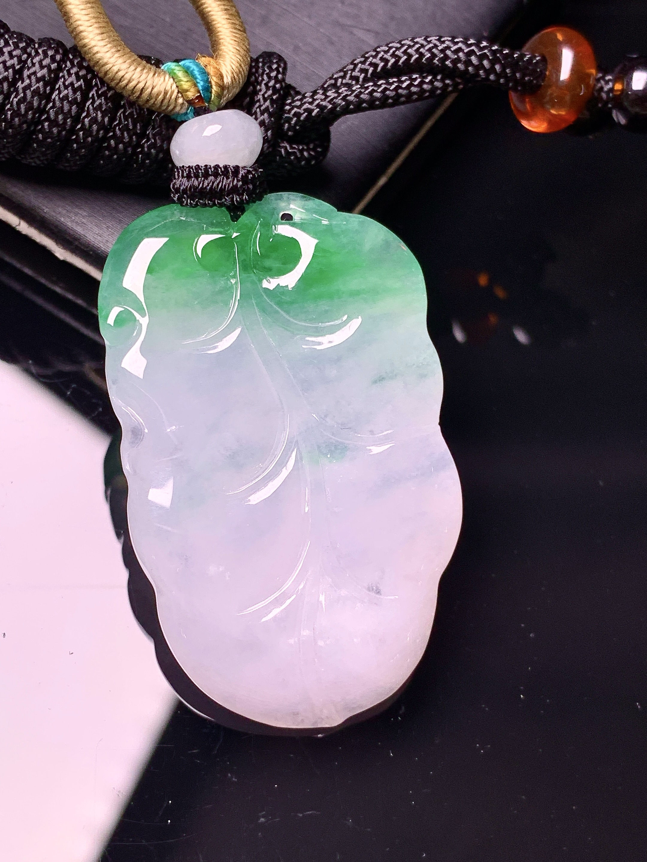 飘绿树叶吊坠 玉质细腻 色泽艳丽清新 水润亮眼 整体尺寸39.2*24.8*3.8w1