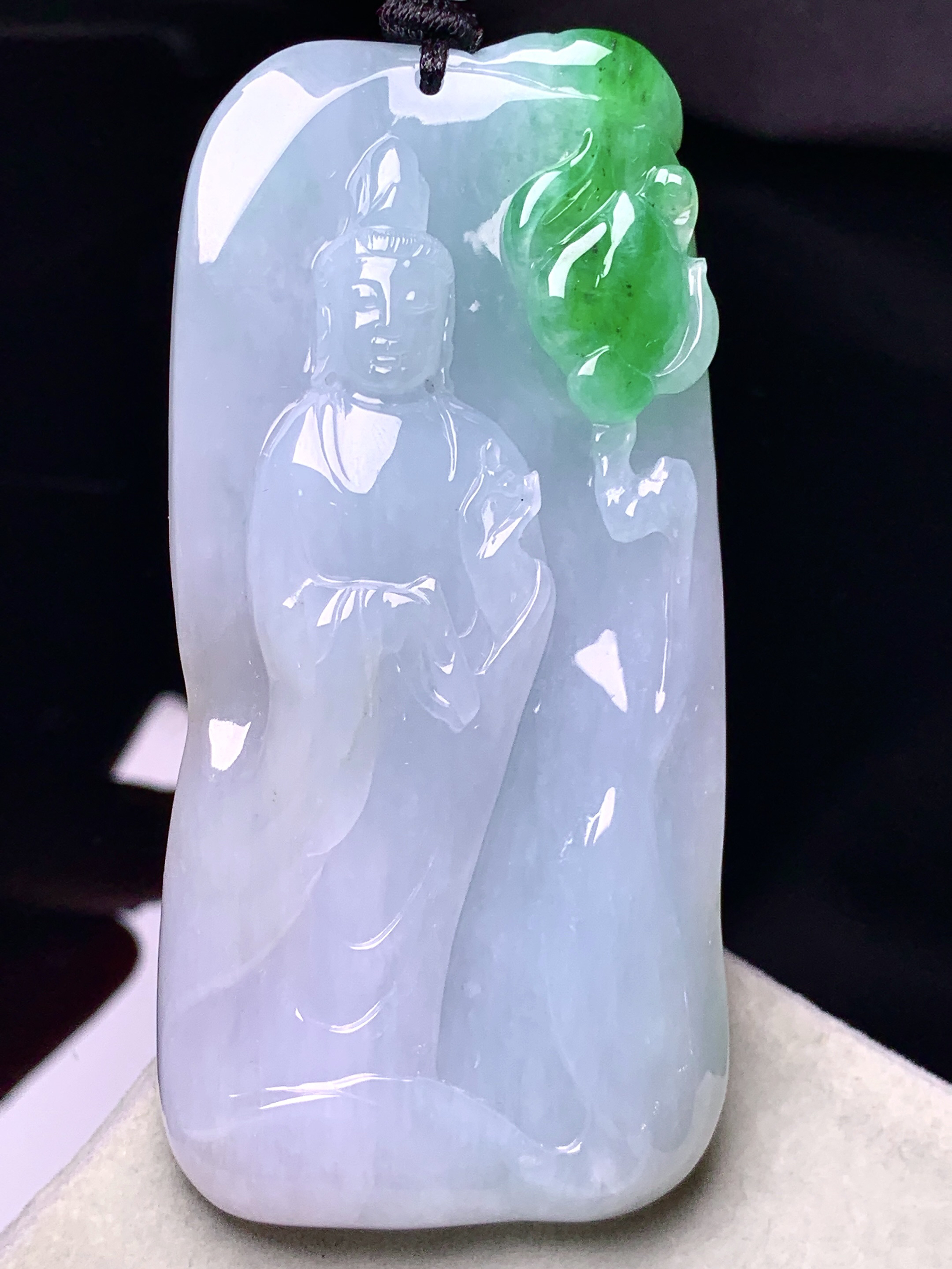 飘绿观音菩萨吊坠 玉质细腻 色泽艳丽清新 水润亮眼 整体尺寸77.5*38*12w1