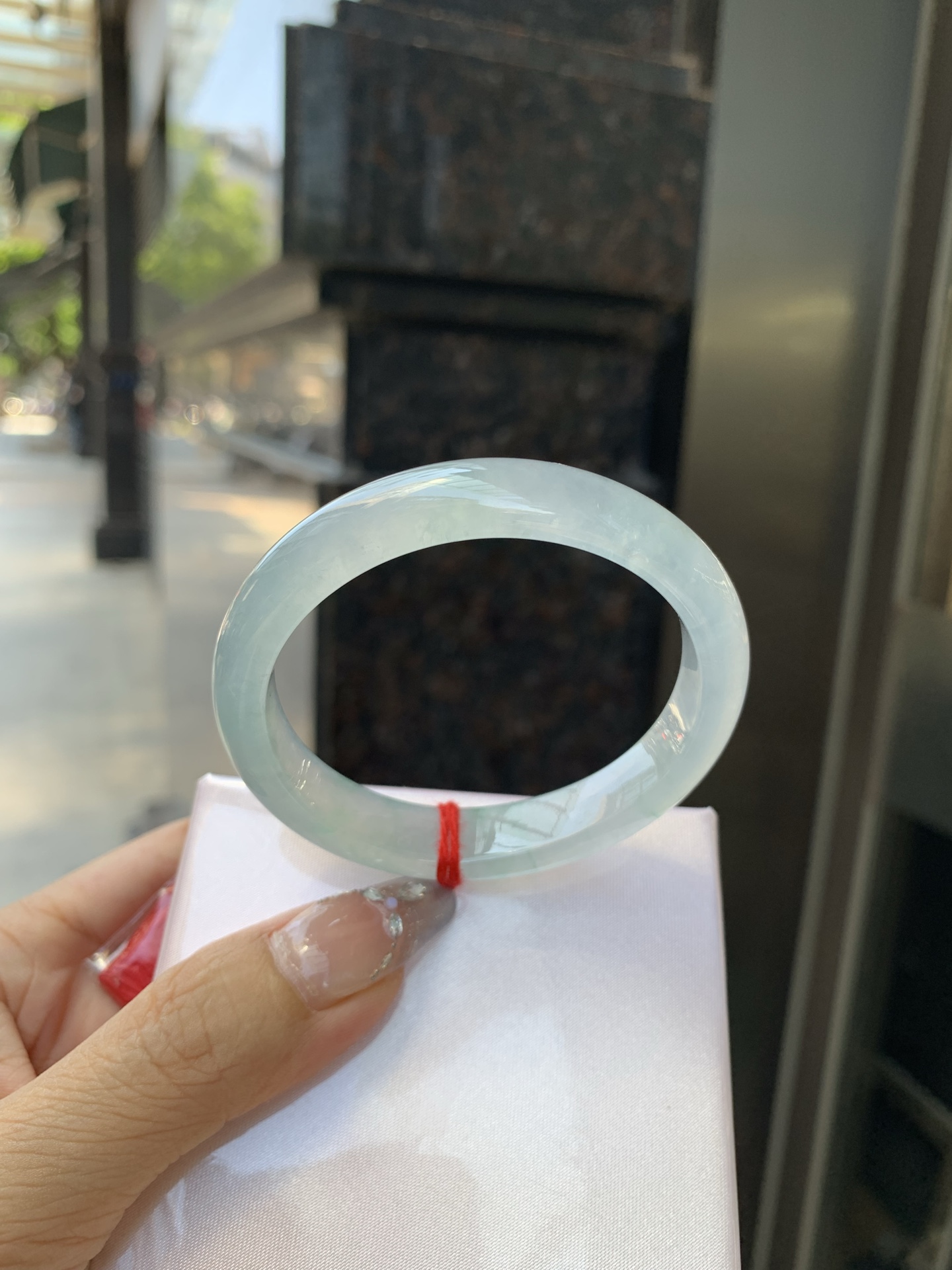 冰飘花贵妃，52-46-6.8-10.7，0430-285-33，打灯多处纹，不扣手，底妆冰透起光，蓝花灵动飘逸，勾勒出一幅唯美诗意的山水意境画，古典优雅又秀气