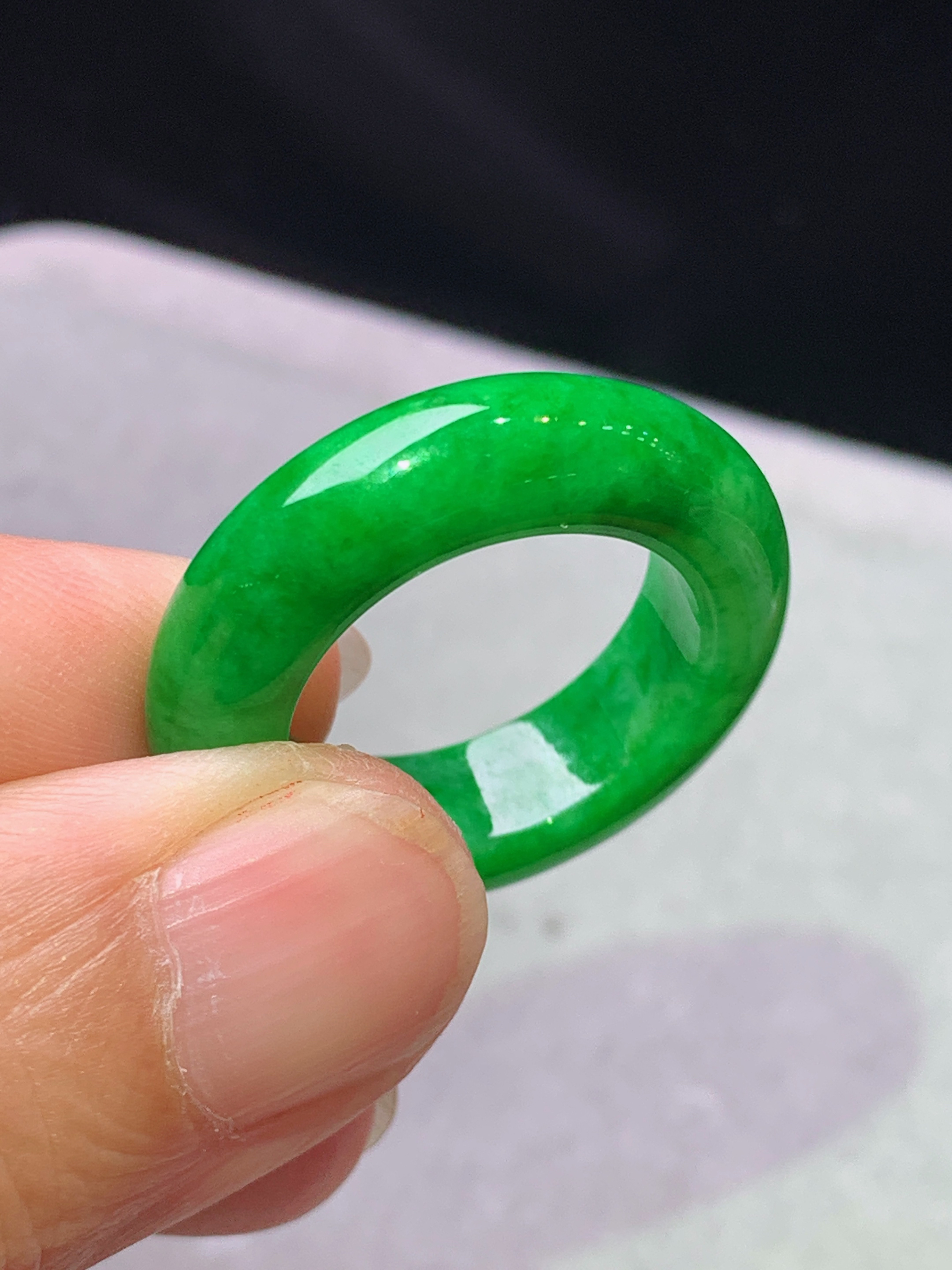 满绿指环吊坠 玉质细腻 色泽艳丽清新 水润亮眼 圈口12 整体尺寸25.5*6*4.8x1