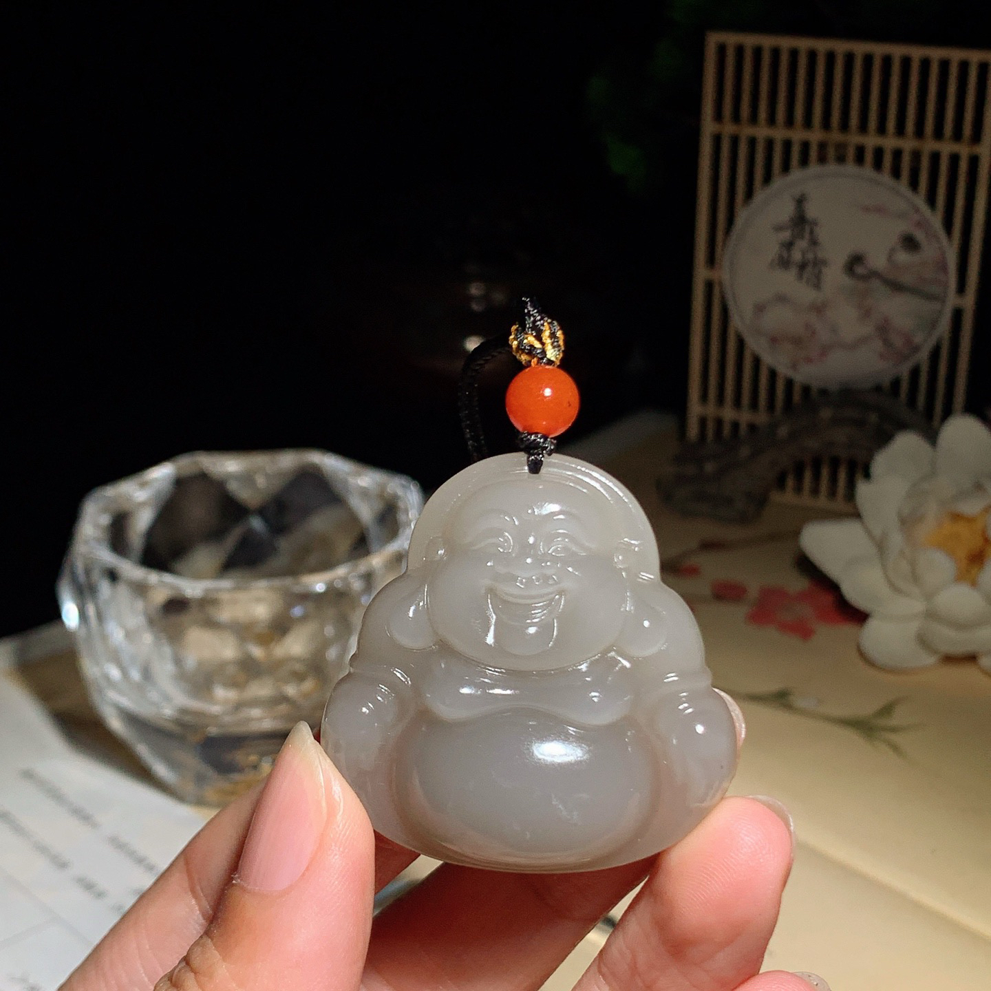 和田玉青海烟紫佛引福来挂件。尺寸40/39/10重24.5克，玉质细腻油润 脂粉好，品质好！lt260430