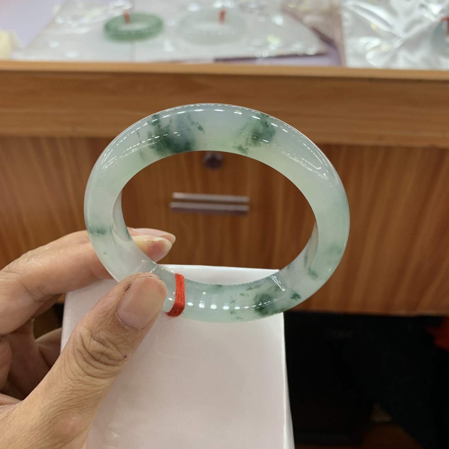 042908JJ，冰飘绿花正圈翡翠手镯，57.2-12.5-9.1，编号042908JJ