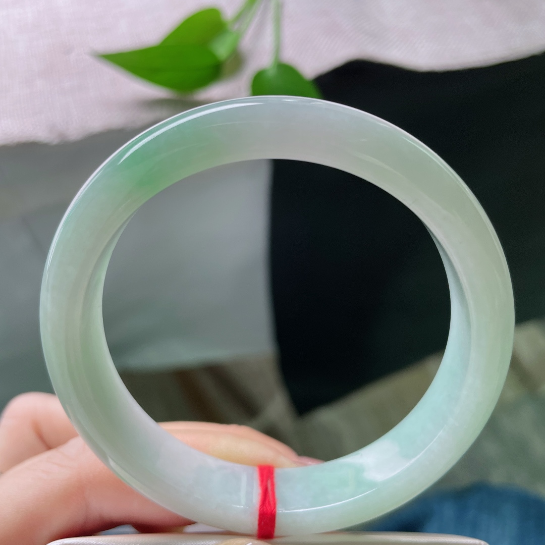 56.6/12.1/7.5飘绿正圈，温柔贤惠，素净，简约不简单，质地温润，无裂，ss52222a