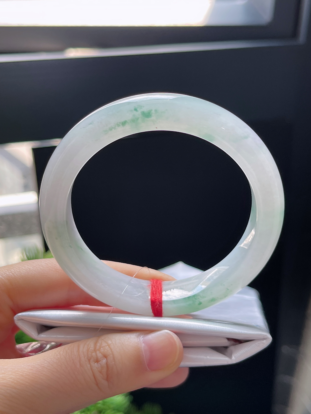 正圈54.6圈口，翡翠冰糯种飘绿手镯