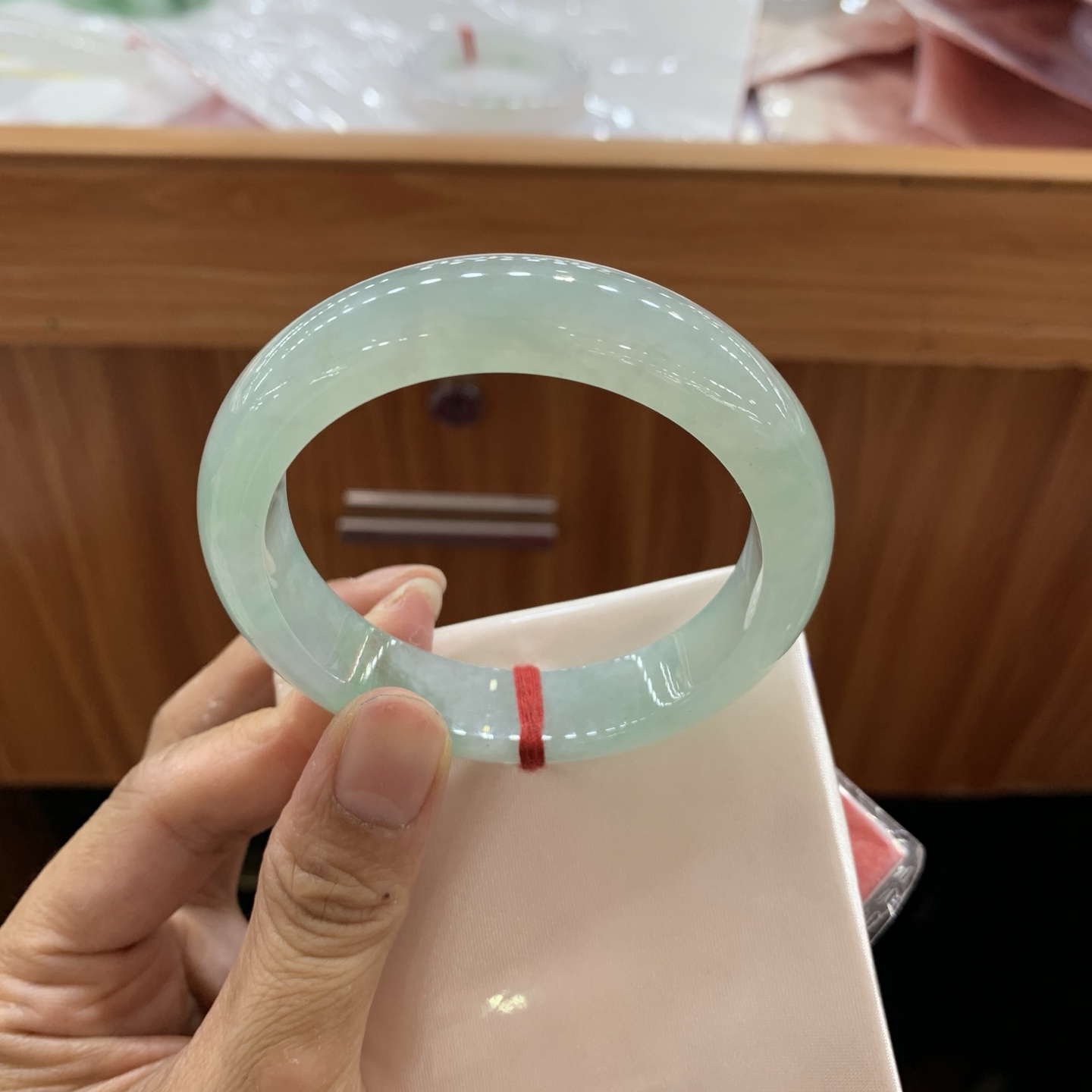 042936FN，冰绿底正圈翡翠手镯，55.6-13.7-8.3