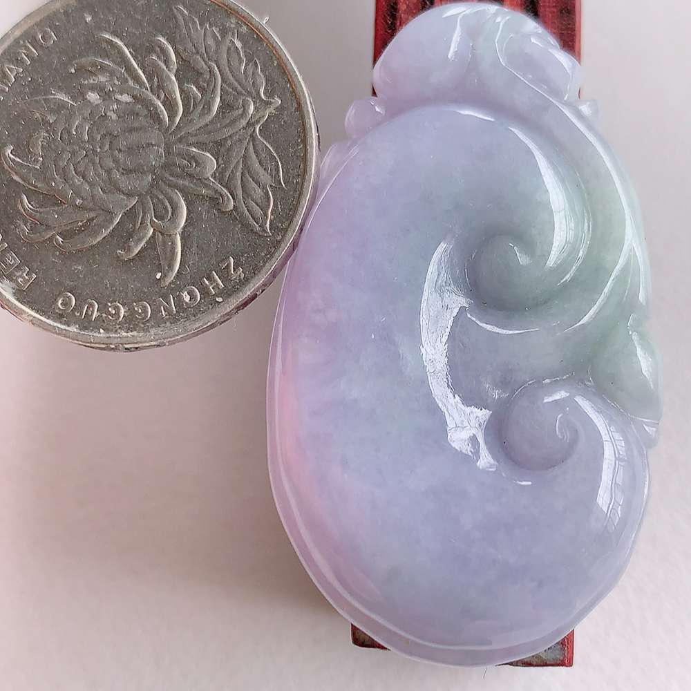 冰润紫罗兰吉祥如意翡翠吊坠  寓意“万事如意，吉祥如意,福寿绵长 心想事成”饱满大气，通透水润  W415.27  尺寸：42.3-24.6-6.8mm