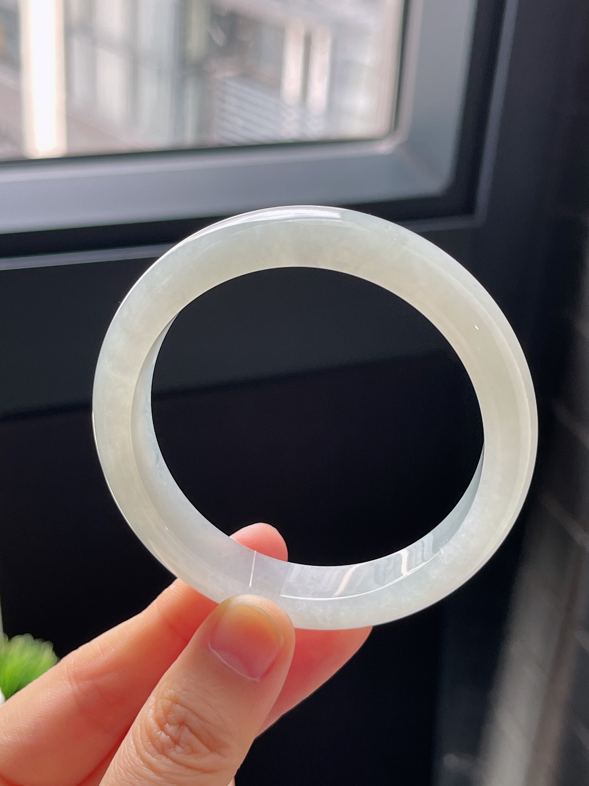 正圈54圈口，翡翠冰糯种淡绿色手镯