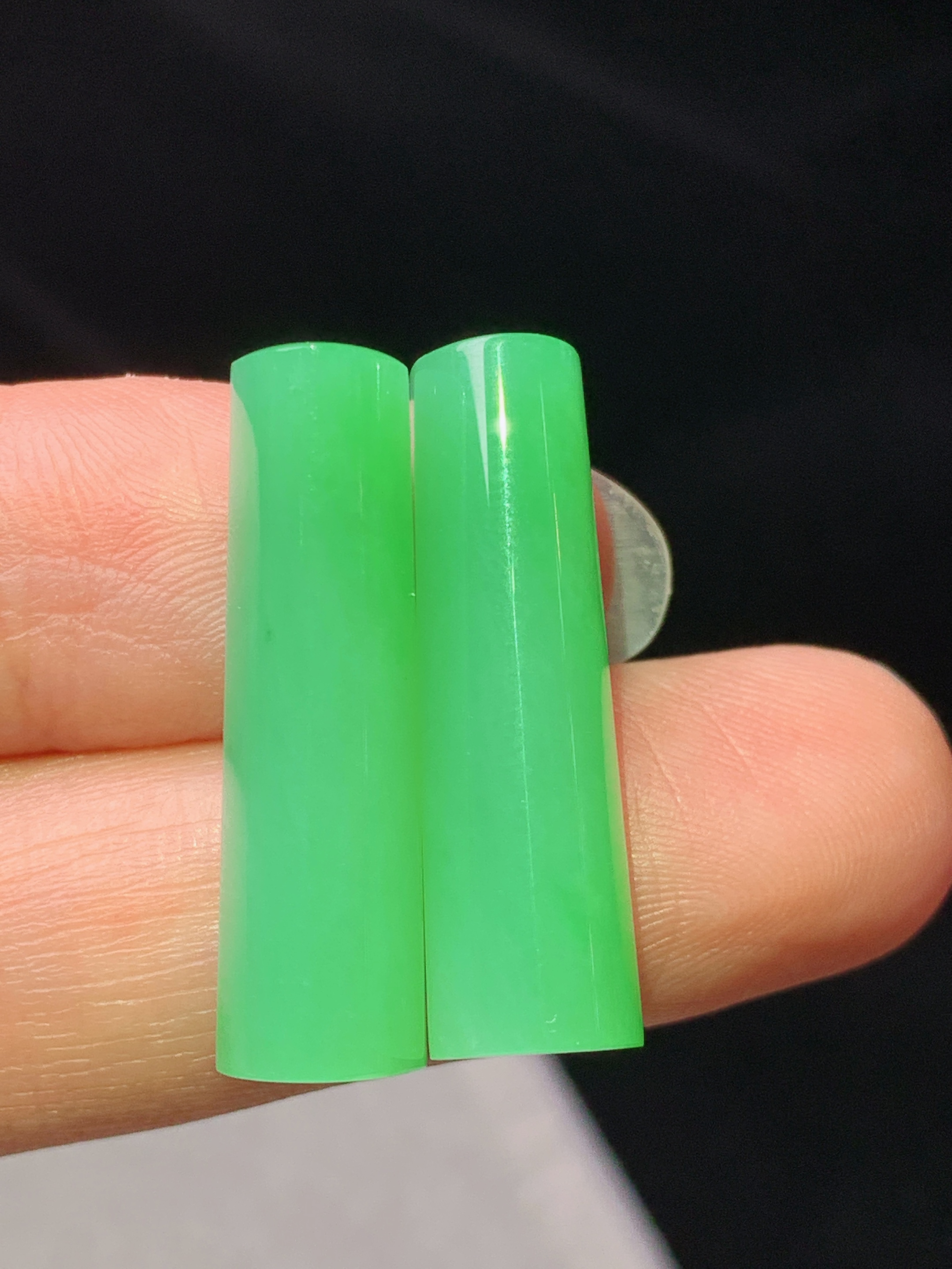 晴绿玉柱一对 吊坠 玉质细腻 色泽艳丽清新 水润亮眼 整体尺寸26*7.6*5.5w1