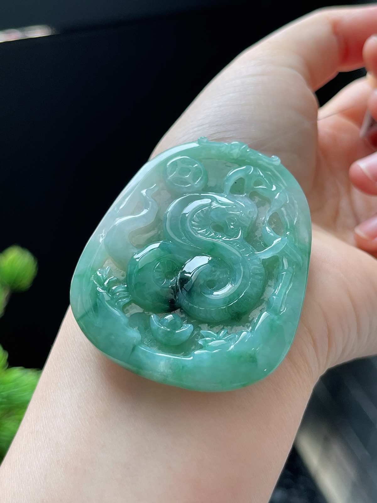 翡翠糯化种飘绿生肖蛇牌