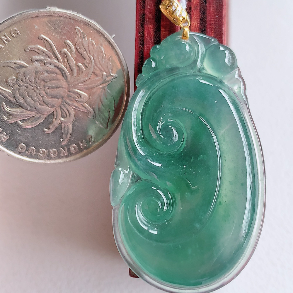 18k金扣冰润蓝冰吉祥如意翡翠吊坠  寓意“万事如意，吉祥如意,福寿绵长 心想事成”饱满大气，通透水润  W415.27  尺寸：38.5-22.5-3.6mm