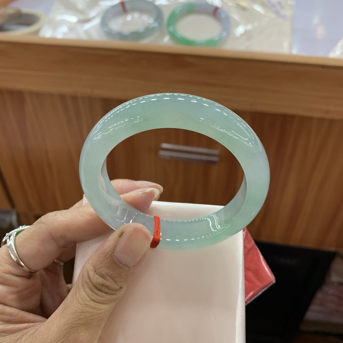 042902JJ，冰绿底正圈正圈翡翠手镯，52.8-12.7-8.5，编号042902JJ