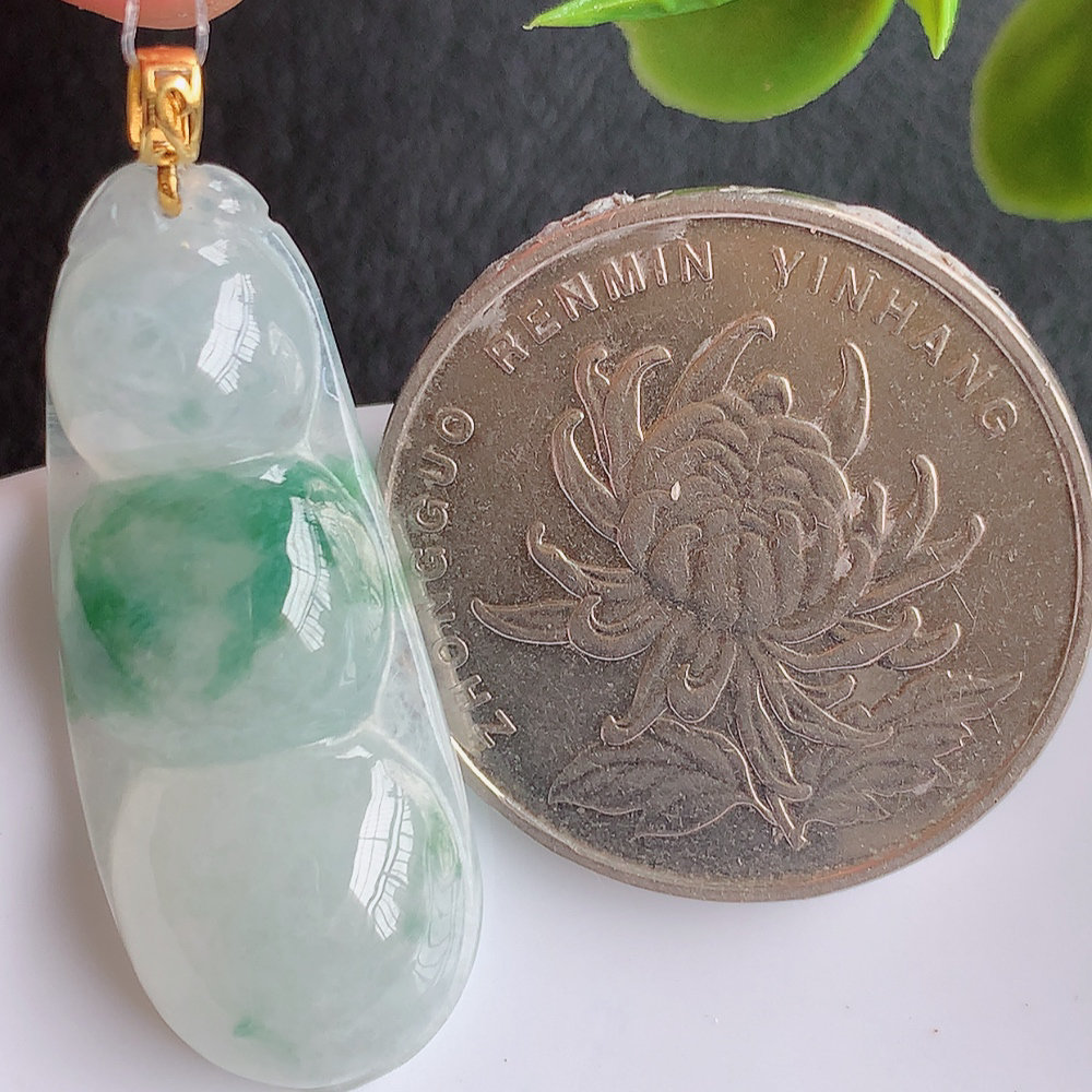 18k金扣冰润飘花福豆翡翠挂件，老种飘花  冰清玉洁  胶感十足  寓意“四季平安，福气满满”颜色鲜艳，清新自然，饱满通透   W49.27  尺寸：32.5-13.3-6mm