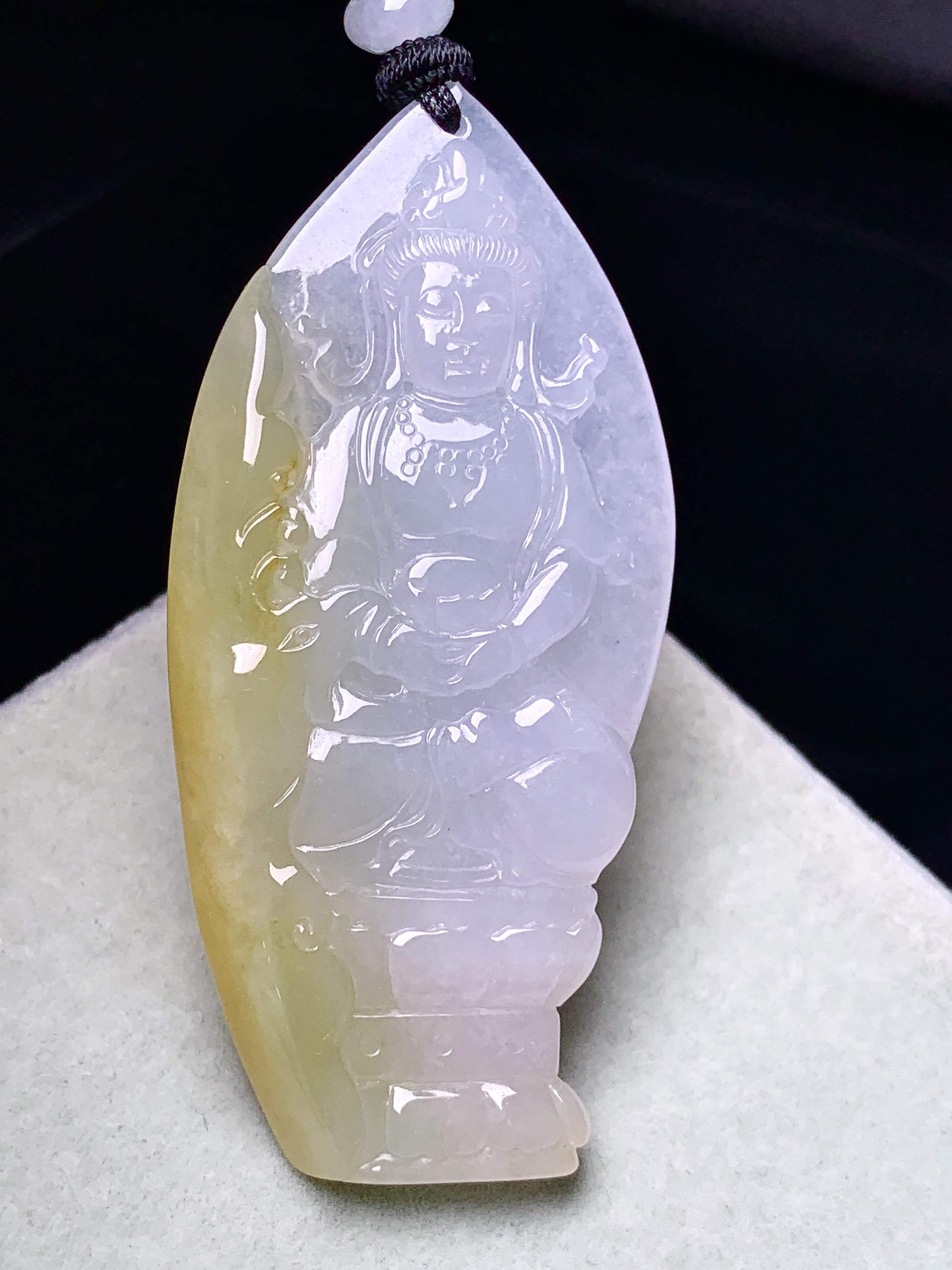 冰飘黄翡观音菩萨吊坠 玉质细腻 色泽艳丽清新 水润亮眼 整体尺寸61.2*29.2*5L1