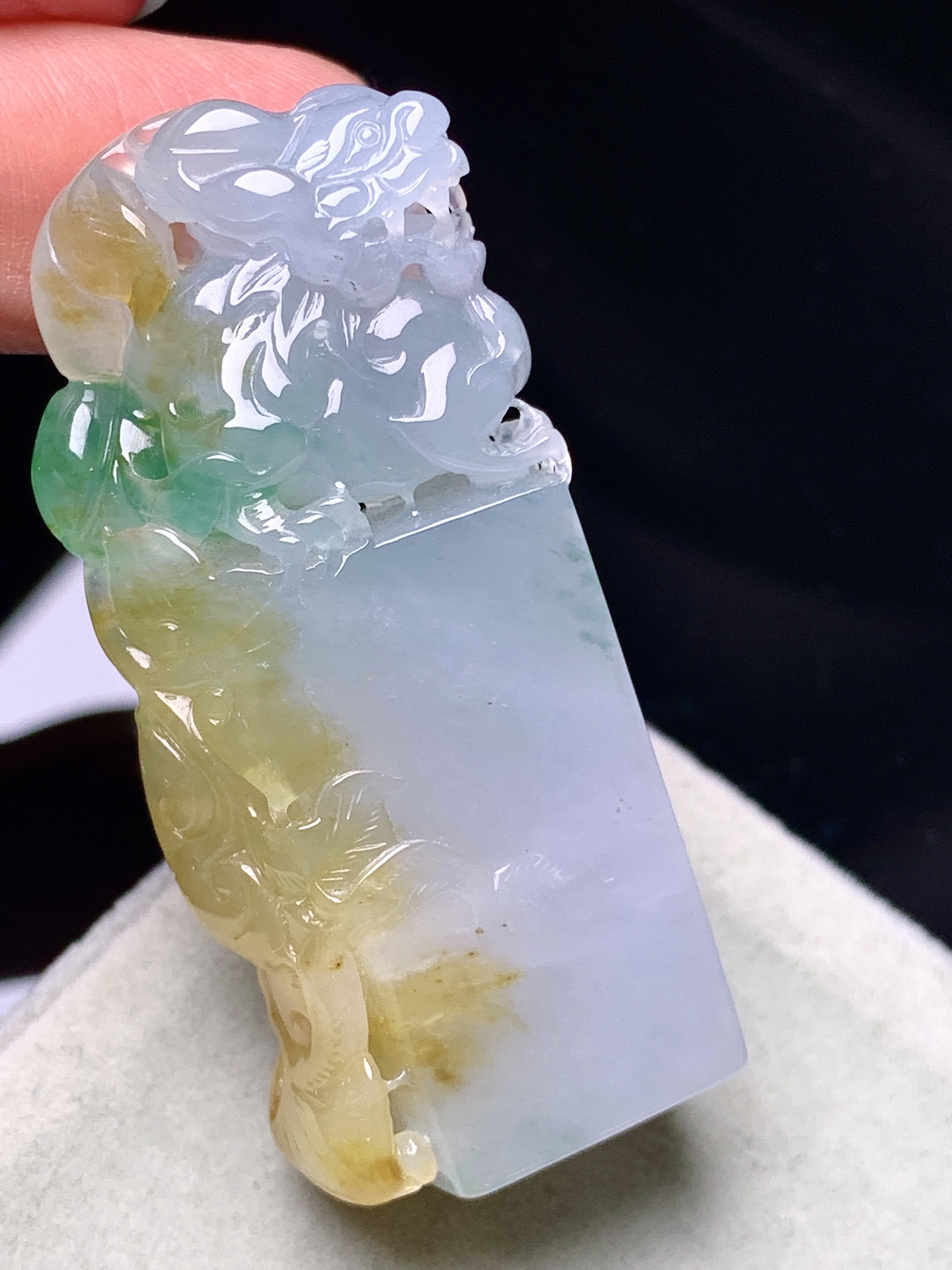 飘黄绿翡貔貅印章吊坠 玉质细腻 色泽艳丽清新 水润亮眼 整体尺寸47*19.5*12c1