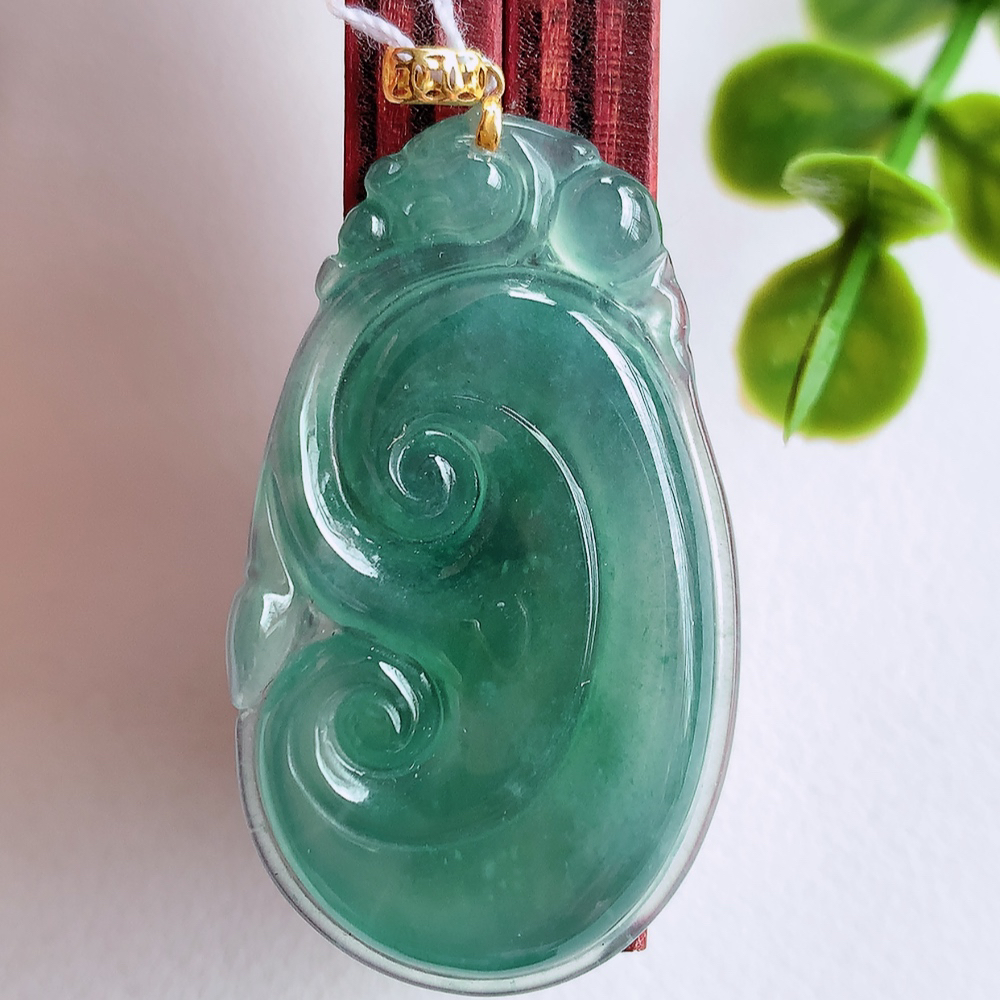 18k金扣冰润蓝冰吉祥如意翡翠吊坠  寓意“万事如意，吉祥如意,福寿绵长 心想事成”饱满大气，通透水润  W415.27  尺寸：38.5-22.5-3.6mm