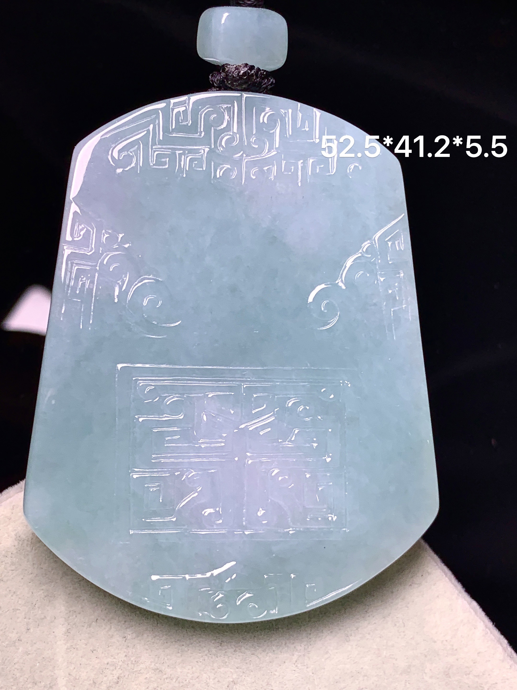 飘绿雕花牌吊坠 玉质细腻 色泽艳丽清新 水润亮眼 整体尺寸52.5*41.2*5.5L1