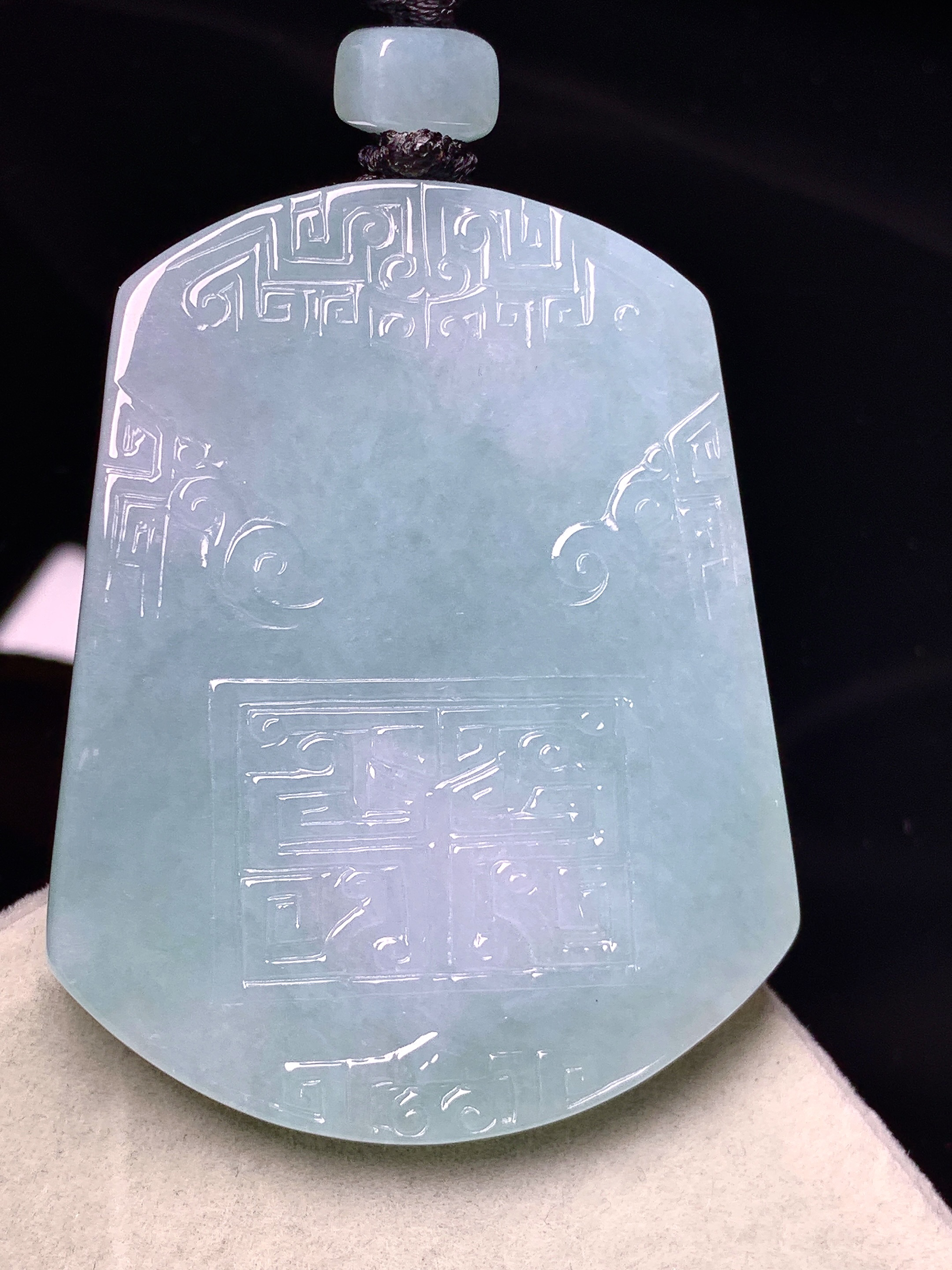 飘绿雕花牌吊坠 玉质细腻 色泽艳丽清新 水润亮眼 整体尺寸52.5*41.2*5.5L1
