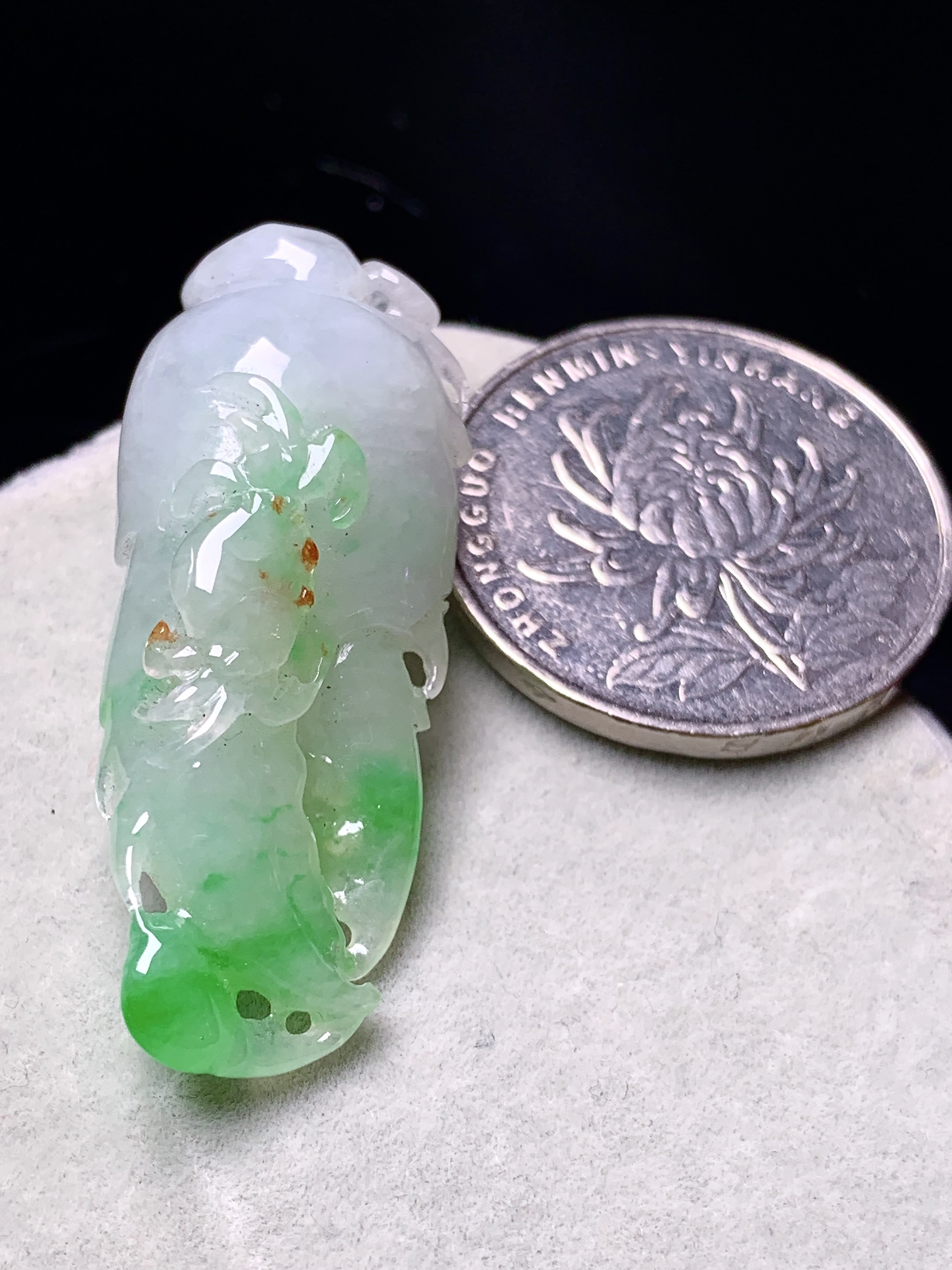 飘绿蟹钳吊坠 玉质细腻 色泽艳丽清新 水润亮眼 整体尺寸37.5*15.5*10a5