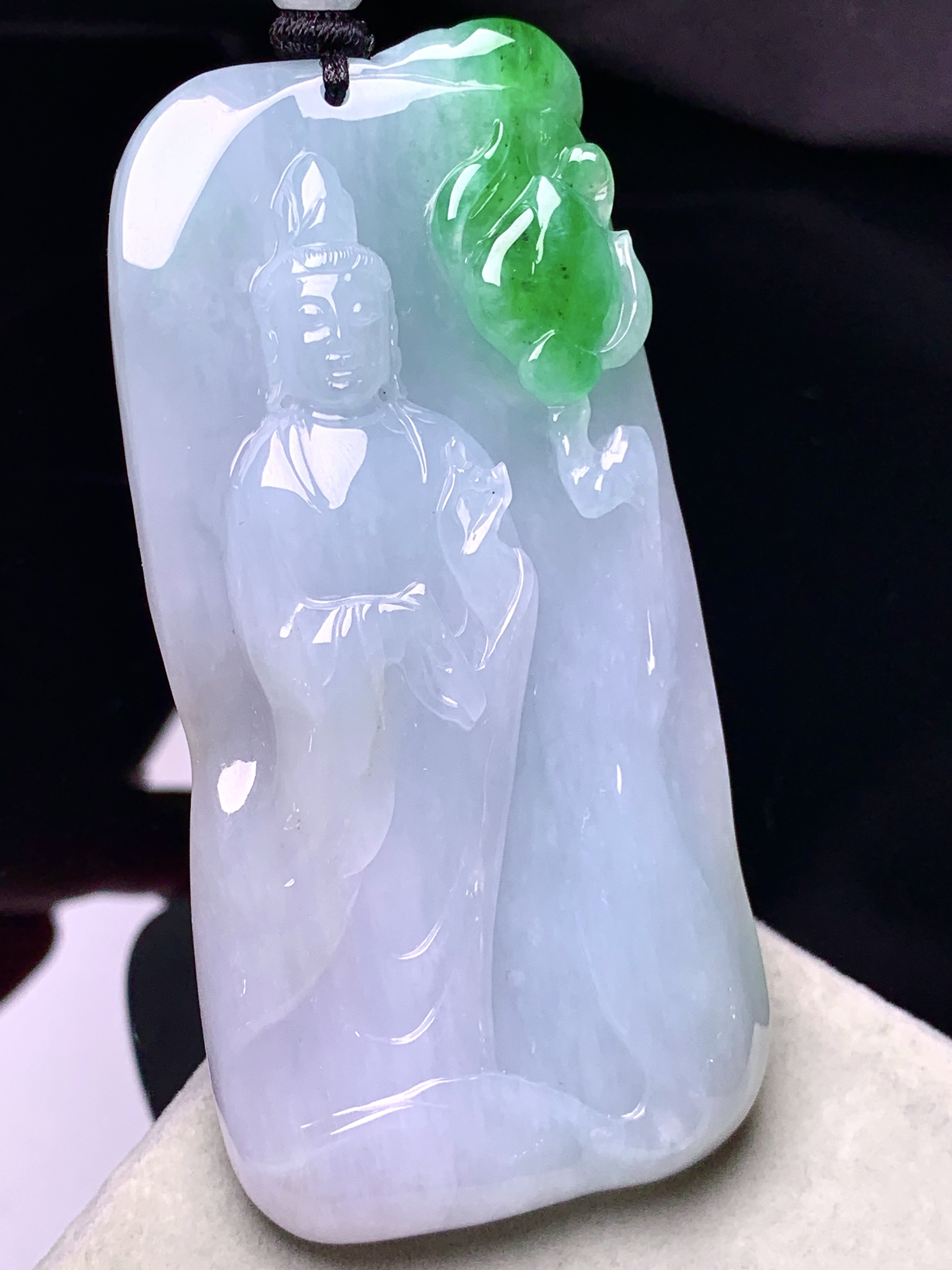 飘绿观音菩萨吊坠 玉质细腻 色泽艳丽清新 水润亮眼 整体尺寸77.5*38*12w1