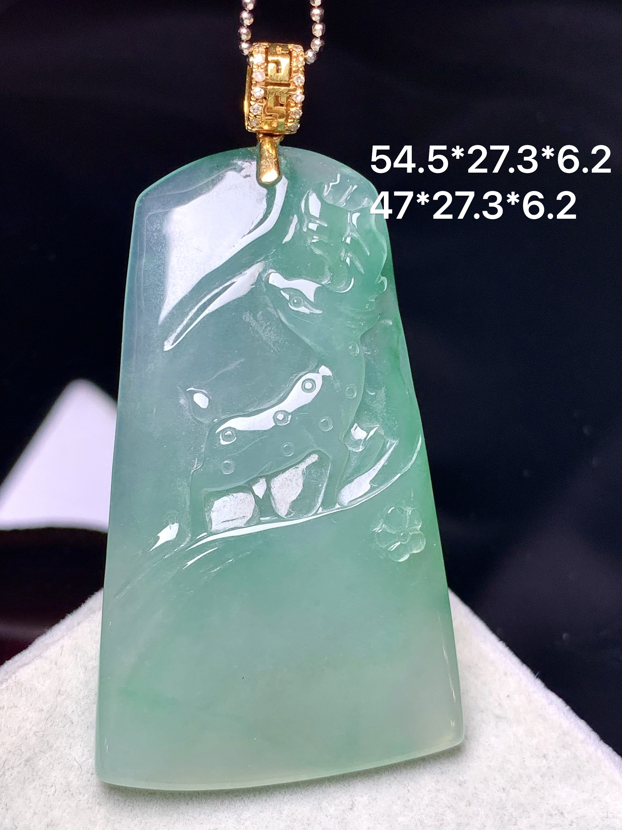 18k金钻镶嵌晴绿梅花鹿吊坠 玉质细腻 色泽艳丽清新 水润亮眼 整体尺寸54.5*27.3*6.2f4