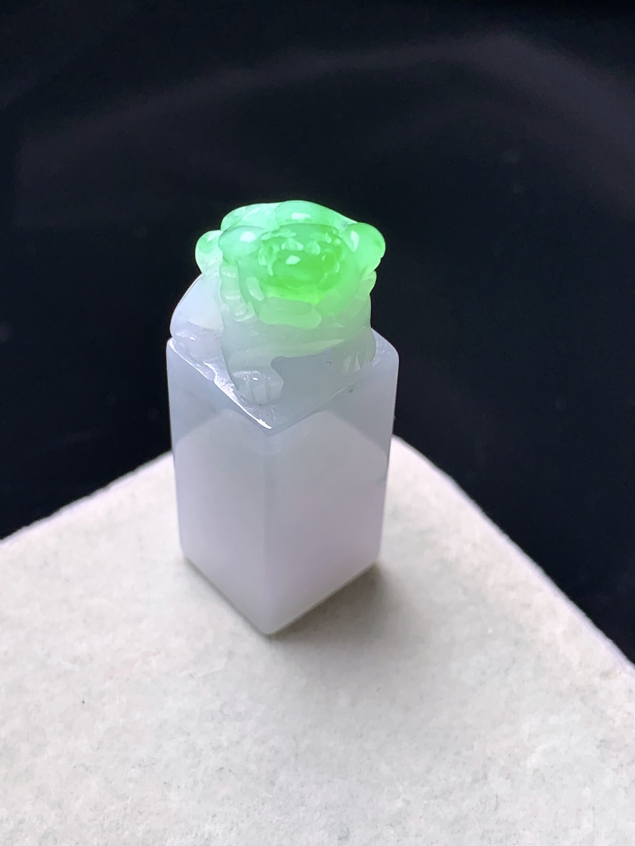 飘绿貔貅印章吊坠 玉质细腻 色泽艳丽清新 水润亮眼 整体尺寸36.2*12*11.3a5