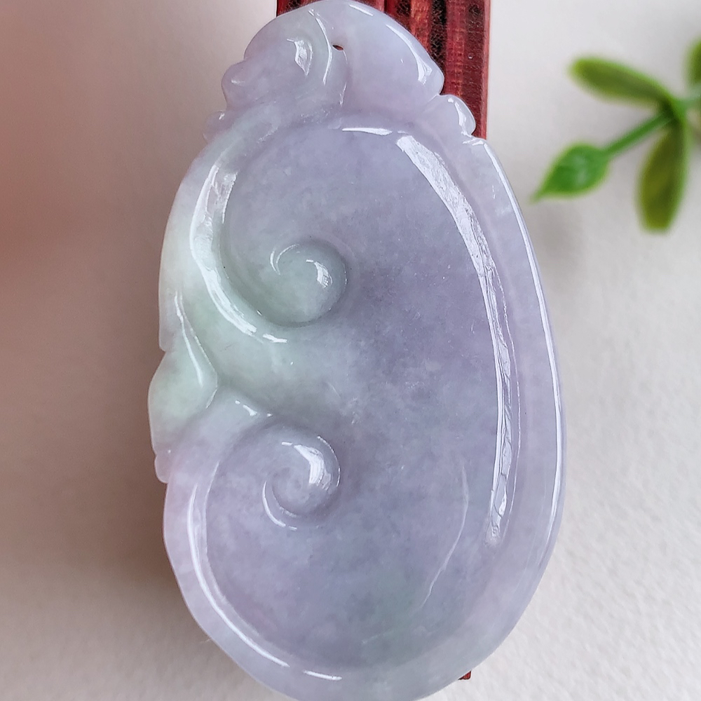 冰润紫罗兰吉祥如意翡翠吊坠  寓意“万事如意，吉祥如意,福寿绵长 心想事成”饱满大气，通透水润  W415.27  尺寸：42.3-24.6-6.8mm