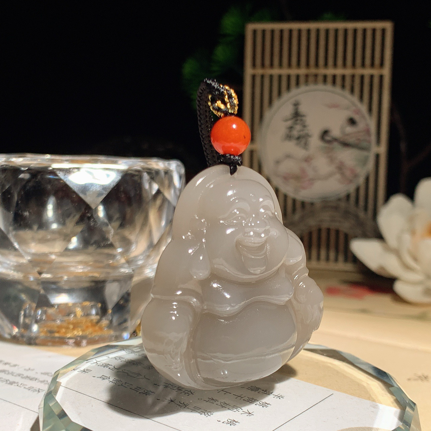 和田玉青海烟紫佛引福来挂件。尺寸40/39/10重24.5克，玉质细腻油润 脂粉好，品质好！lt260430