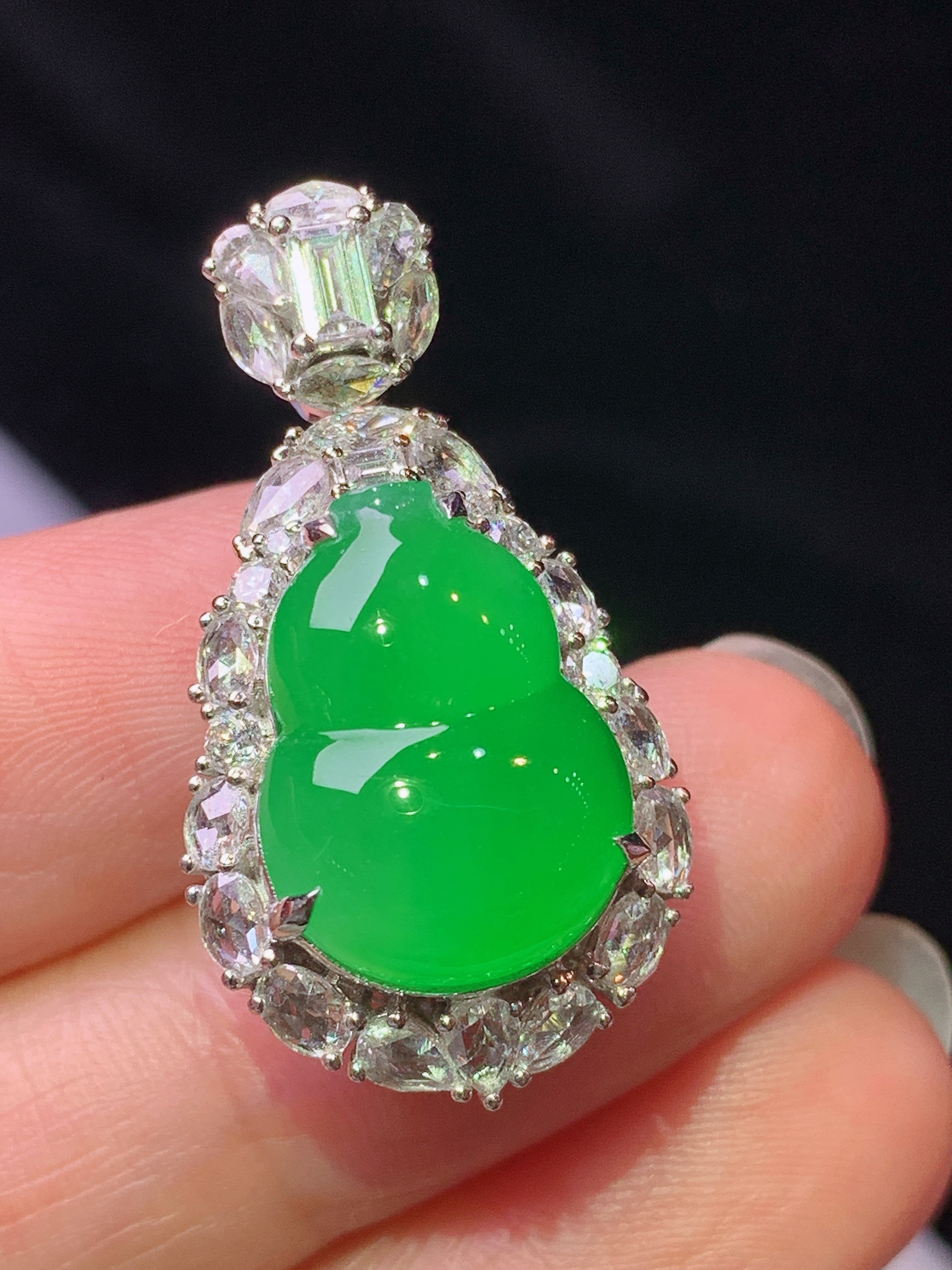 18k金钻镶嵌冰阳绿葫芦吊坠 玉质细腻 色泽艳丽清新 水润亮眼 整体尺寸30*16*12.6t2