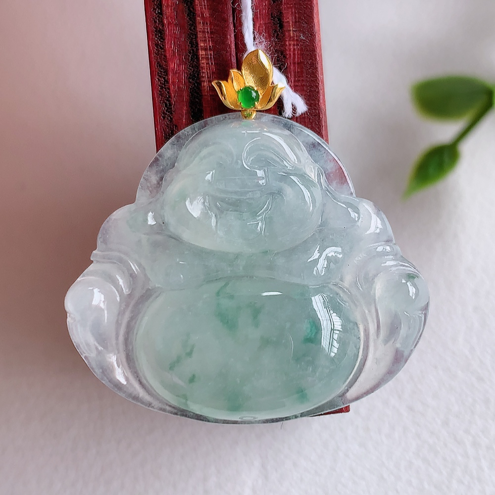 18k金扣冰润飘花佛公挂件 玉质细腻  精雕弥勒佛，笑佛福耳垂肩，面相喜庆，开怀大笑，憨态可掬。惟妙