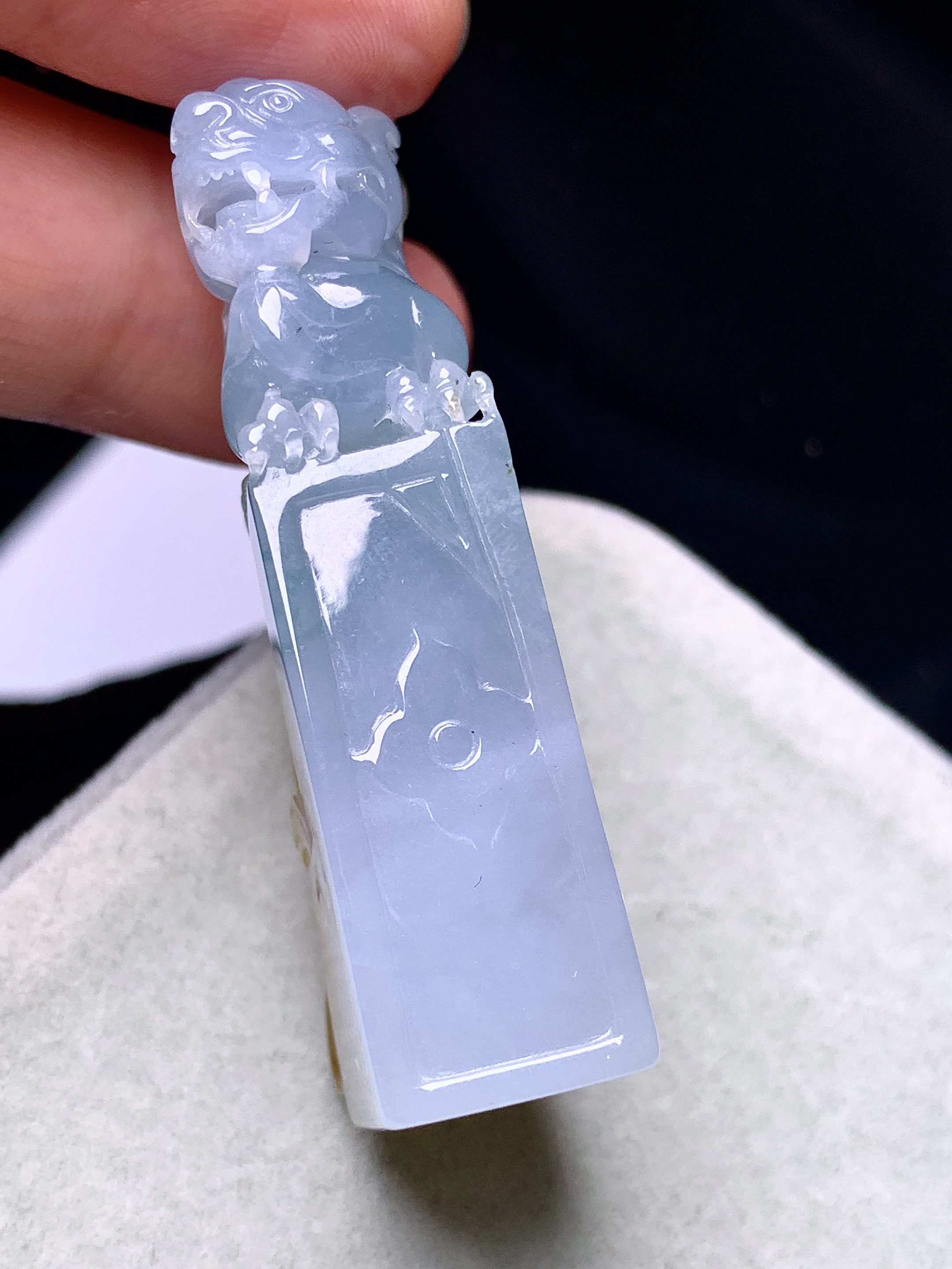 飘黄绿翡貔貅印章吊坠 玉质细腻 色泽艳丽清新 水润亮眼 整体尺寸47*19.5*12c1