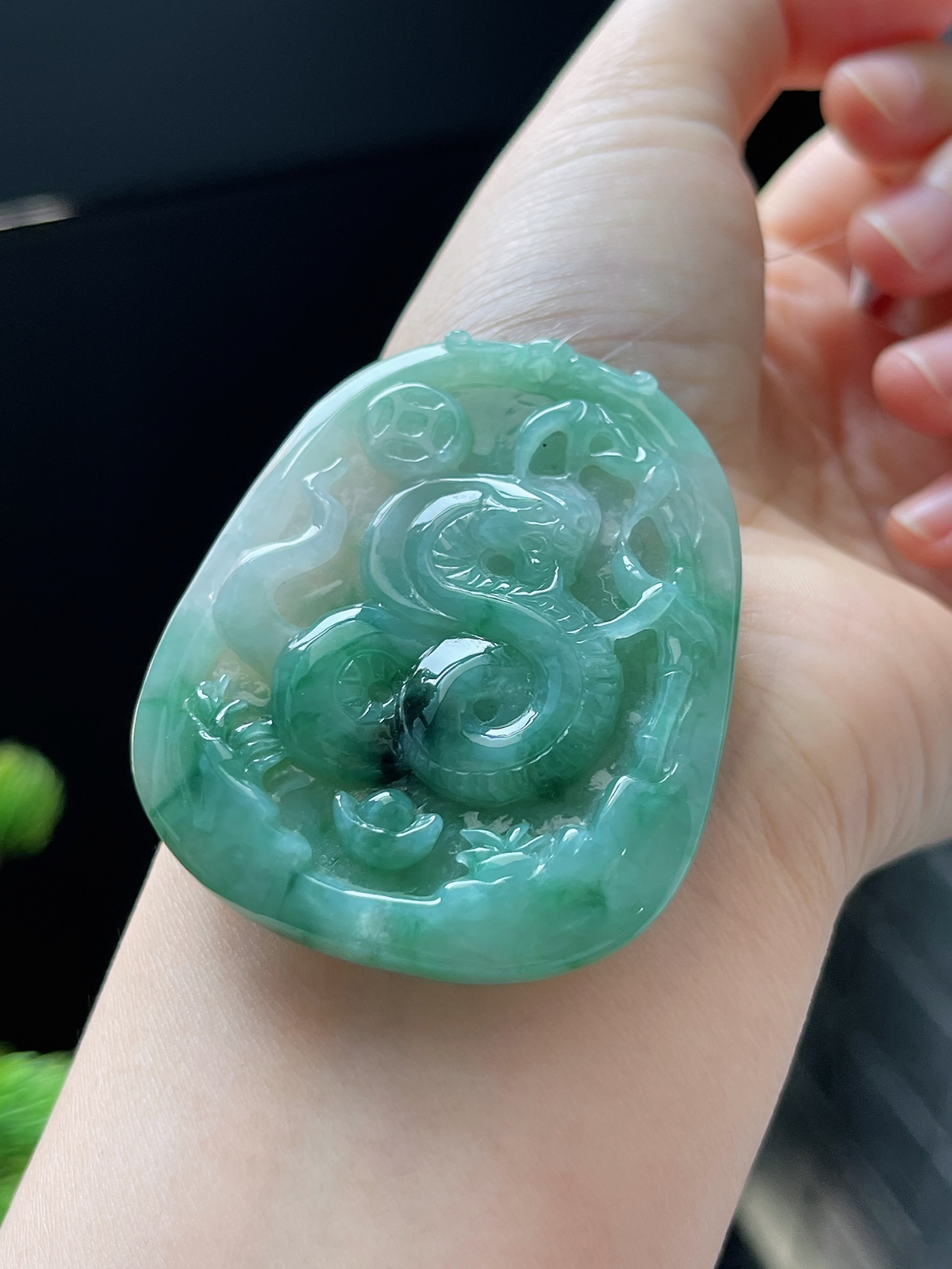 翡翠糯化种飘绿生肖蛇牌