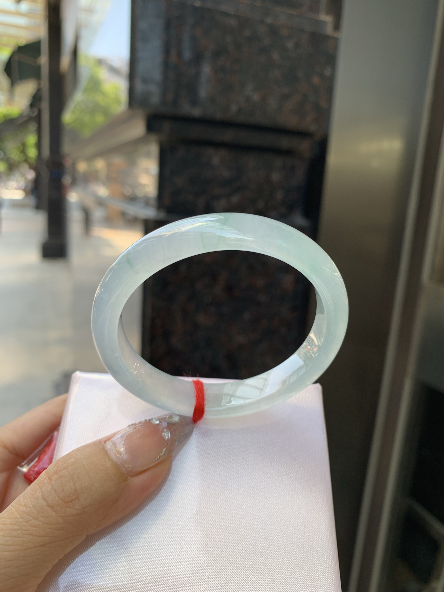 冰飘花贵妃，52-46-6.8-10.7，0430-285-33，打灯多处纹，不扣手，底妆冰透起光，蓝花灵动飘逸，勾勒出一幅唯美诗意的山水意境画，古典优雅又秀气