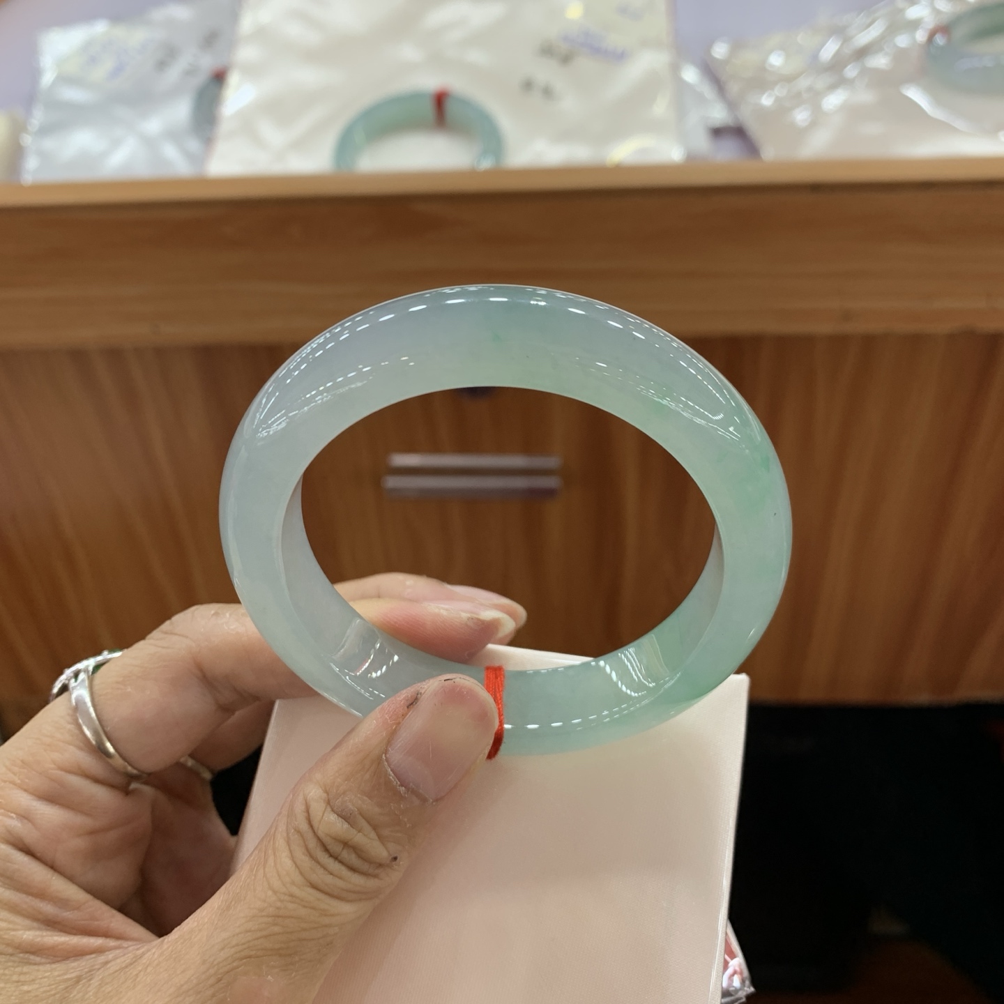042905JJ，冰绿底飘绿正圈翡翠手镯，56.2/13.2/9.3